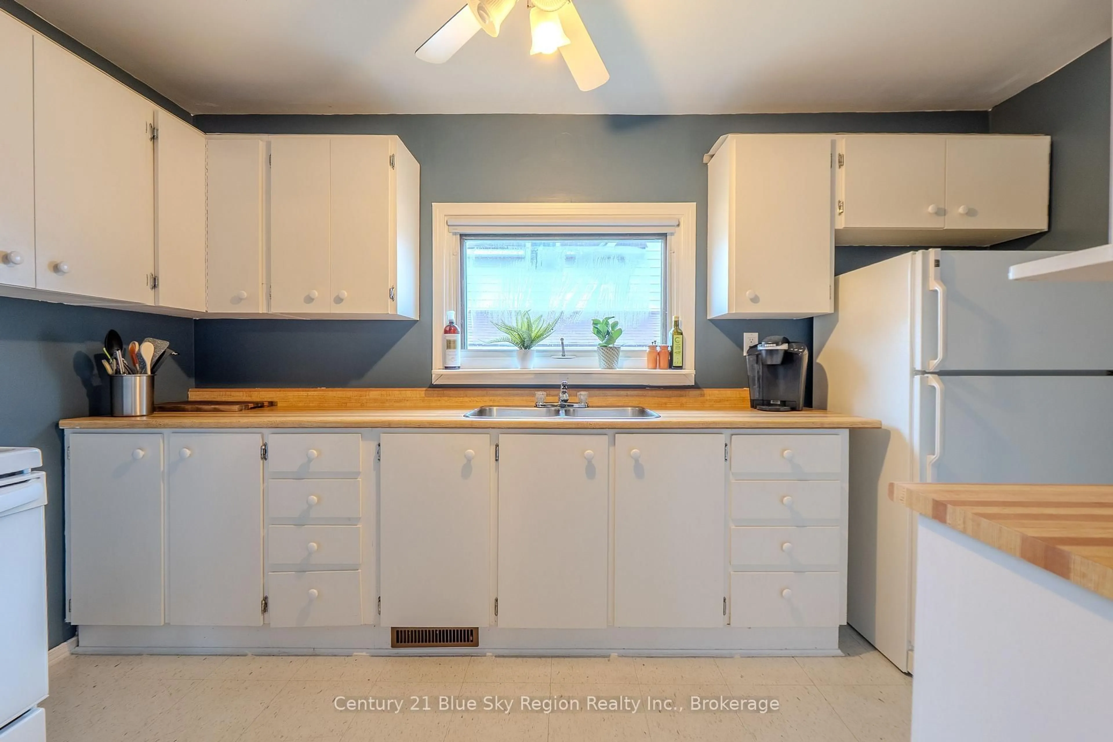 Standard kitchen, unknown for 989 Ferguson St, North Bay Ontario P1B 1Y2