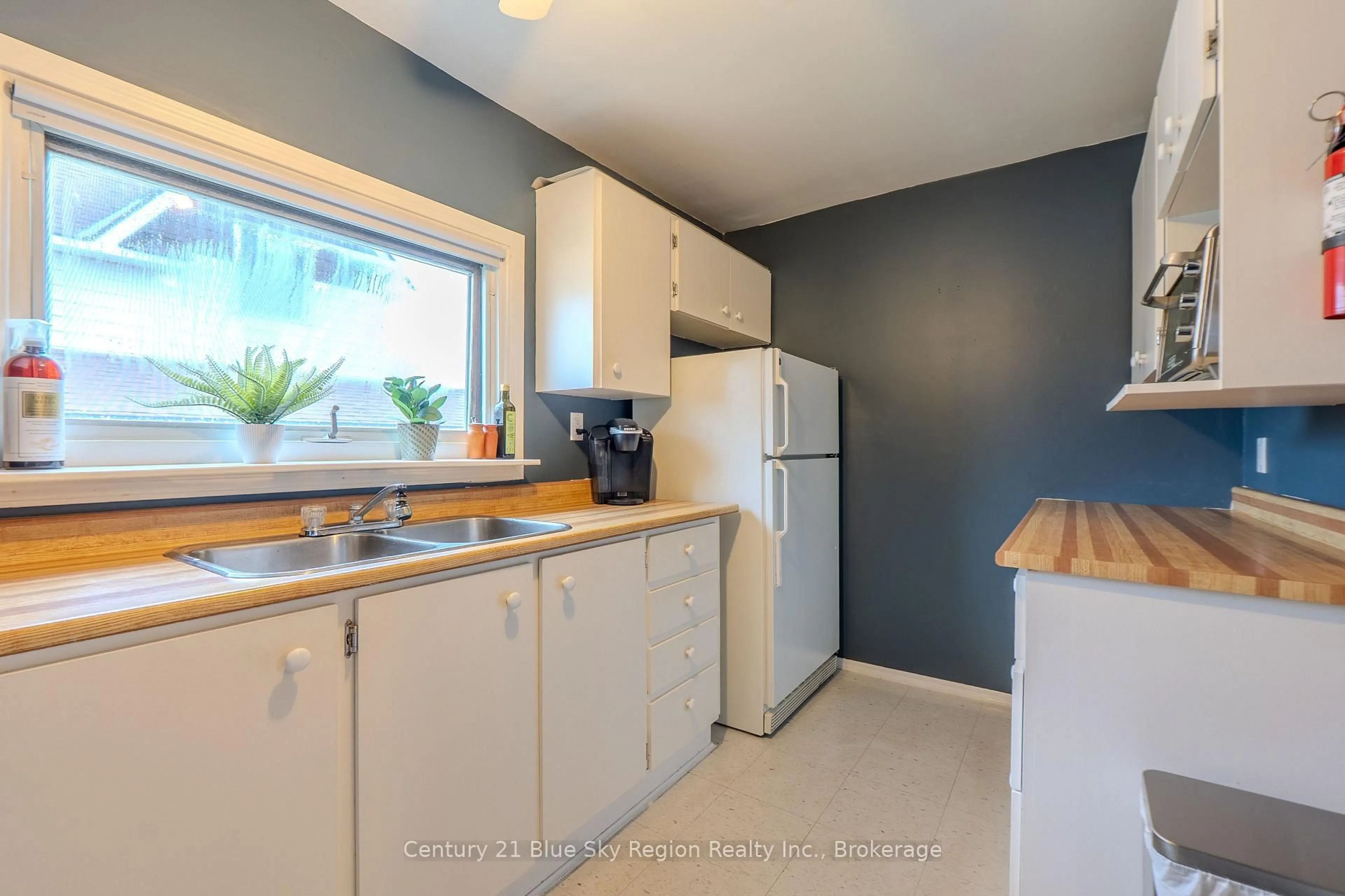 Standard kitchen, unknown for 989 Ferguson St, North Bay Ontario P1B 1Y2