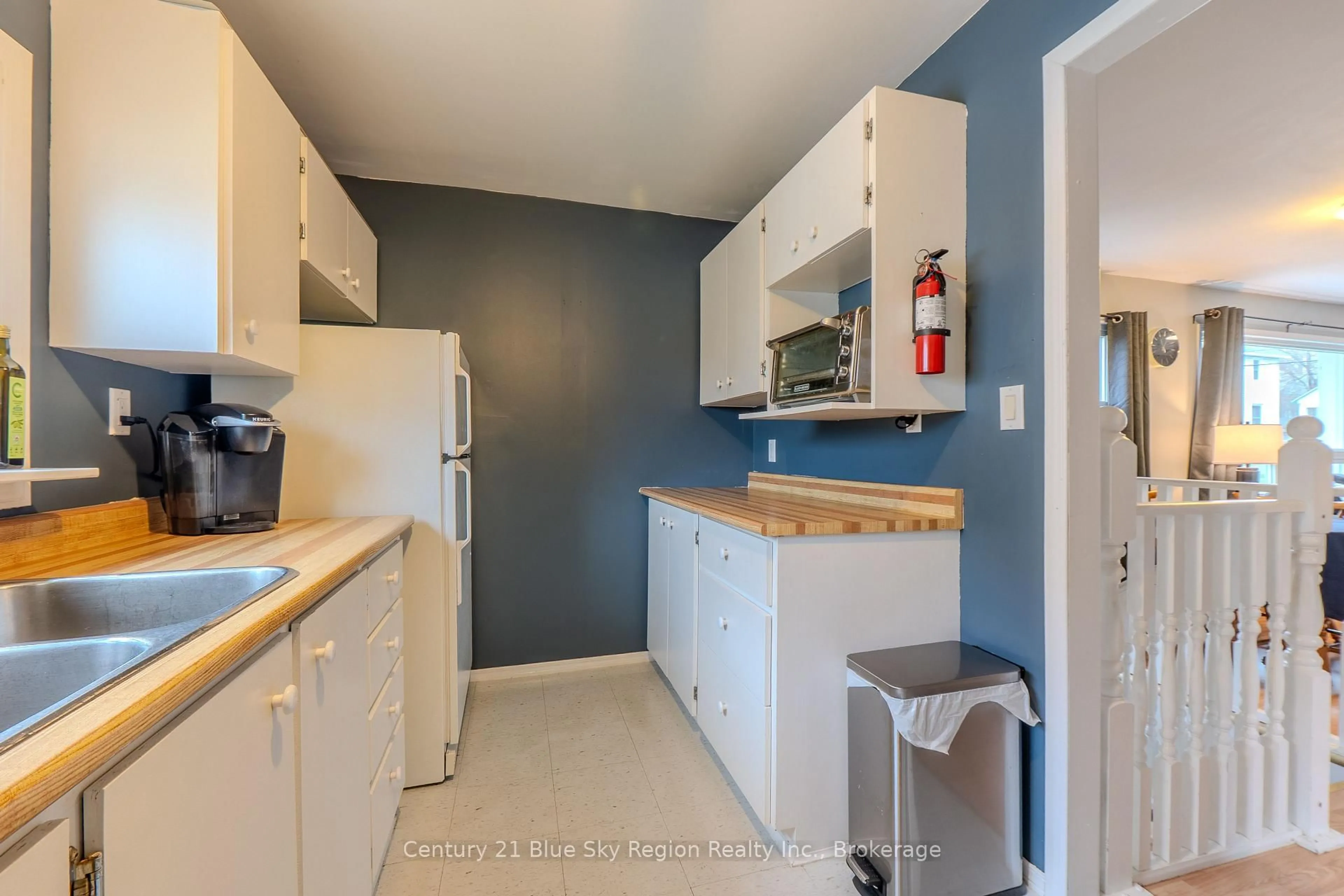 Standard kitchen, unknown for 989 Ferguson St, North Bay Ontario P1B 1Y2