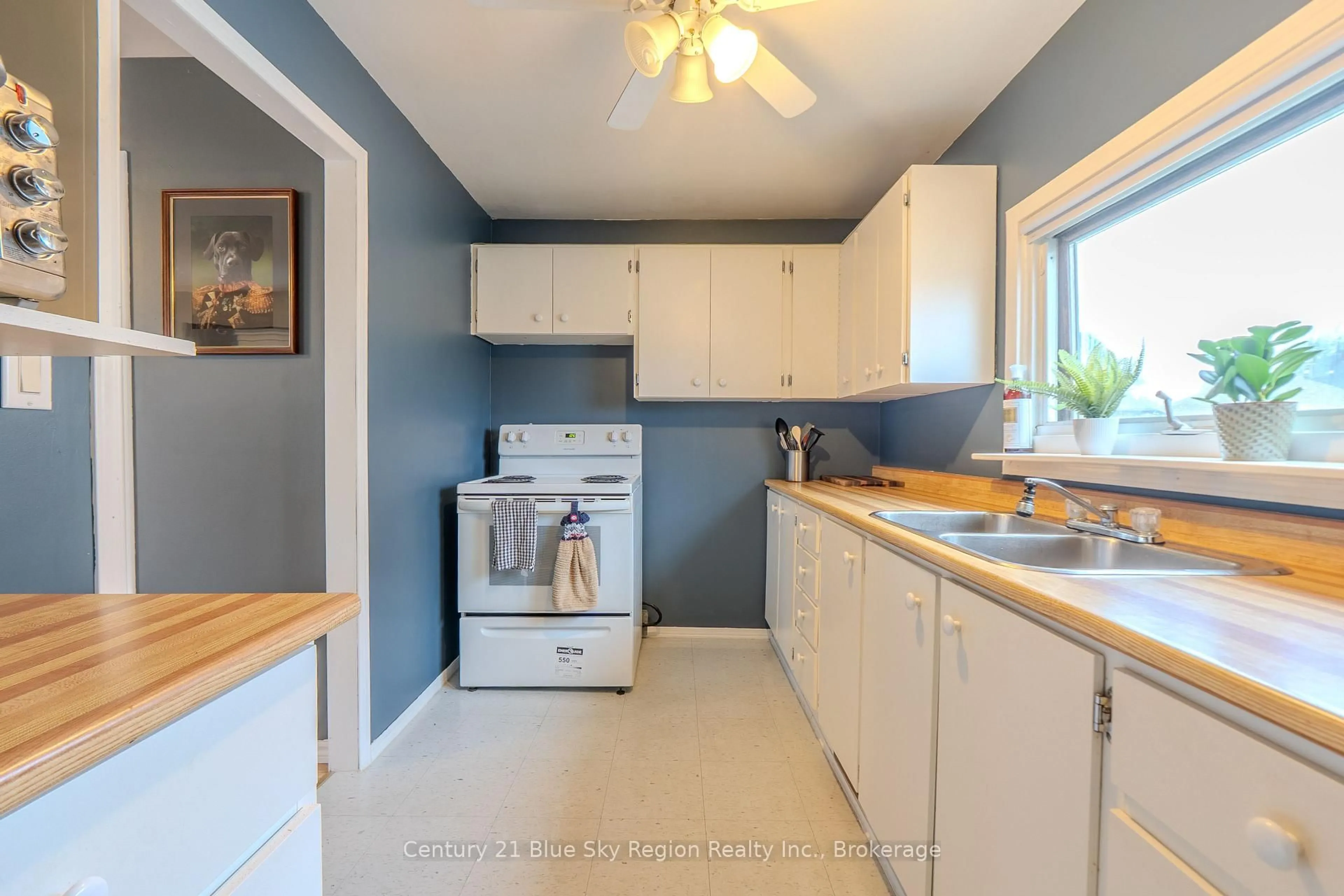 Standard kitchen, unknown for 989 Ferguson St, North Bay Ontario P1B 1Y2