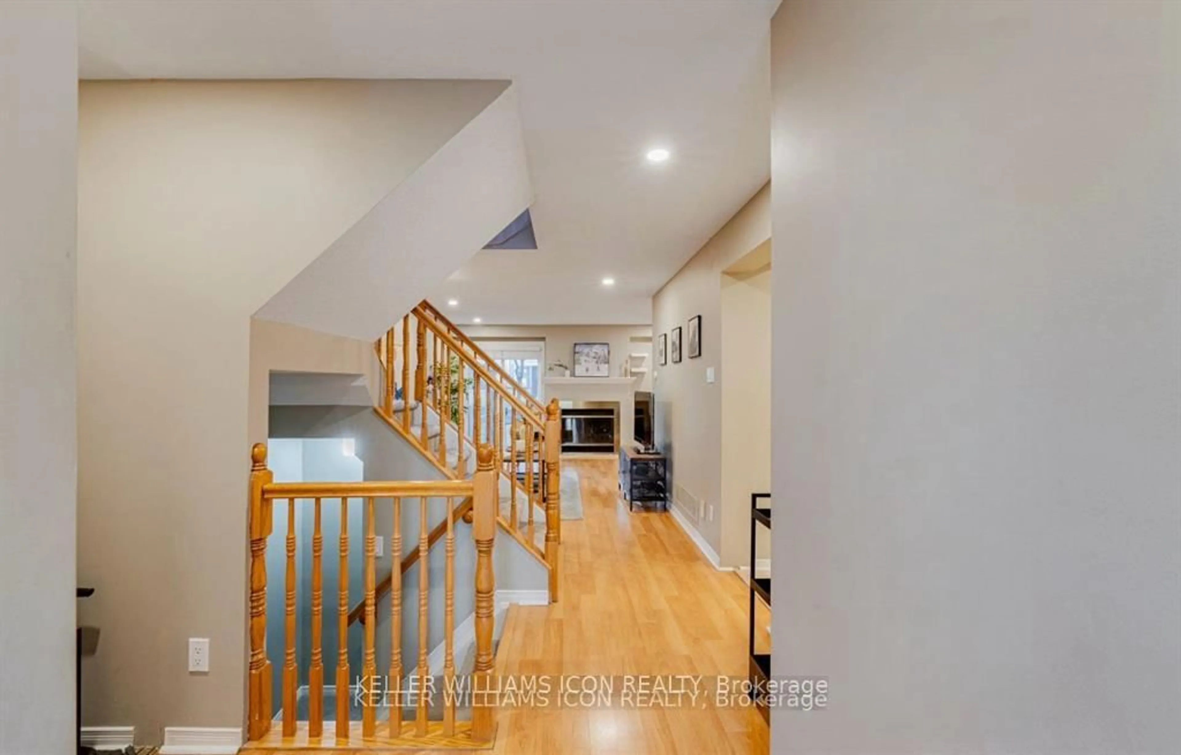Indoor foyer for 83 Wrenwood Cres, Ottawa Ontario K2G 5V5