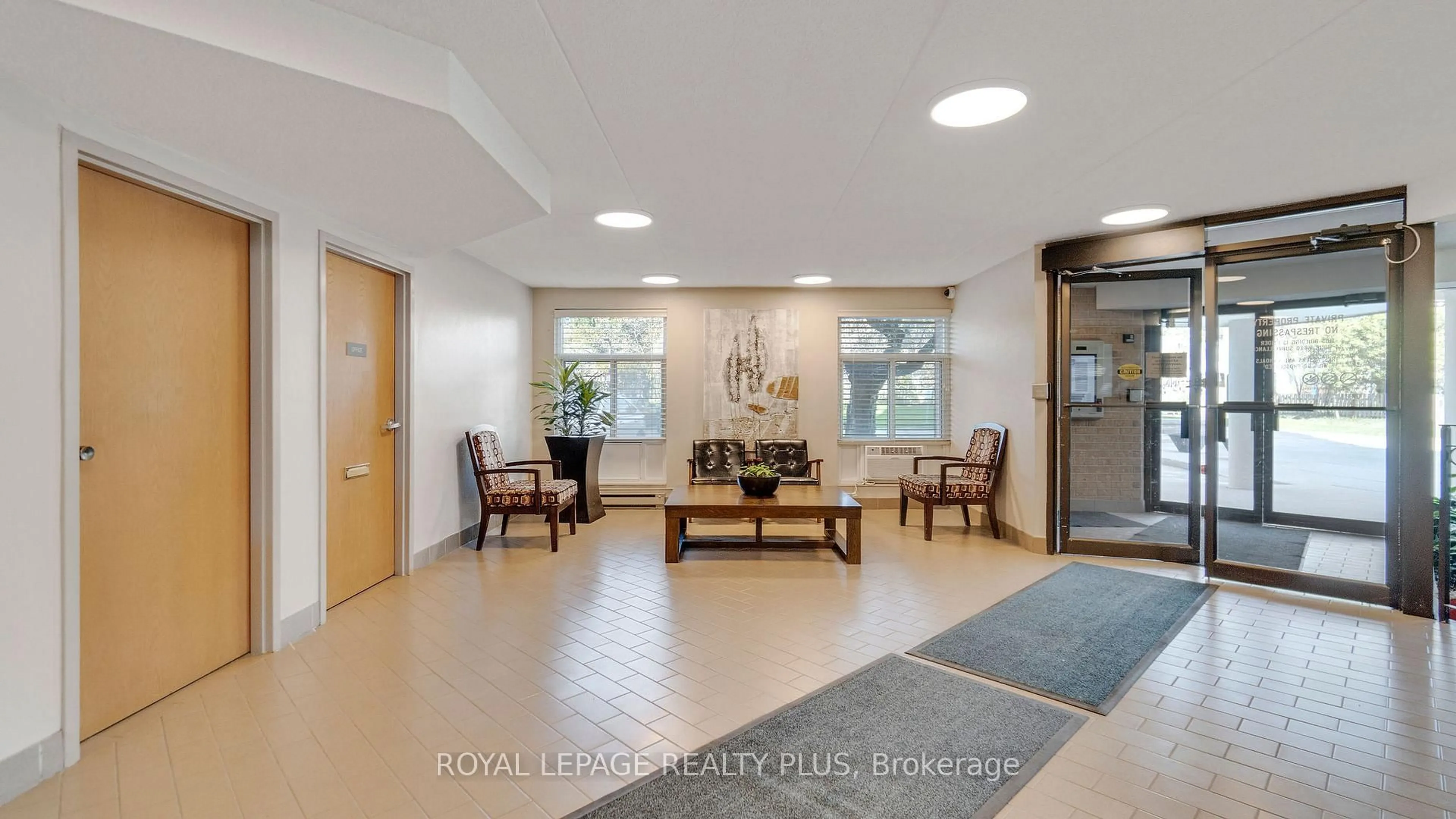 Indoor foyer for 8 Christopher Crt #603, Guelph Ontario N1G 4N7