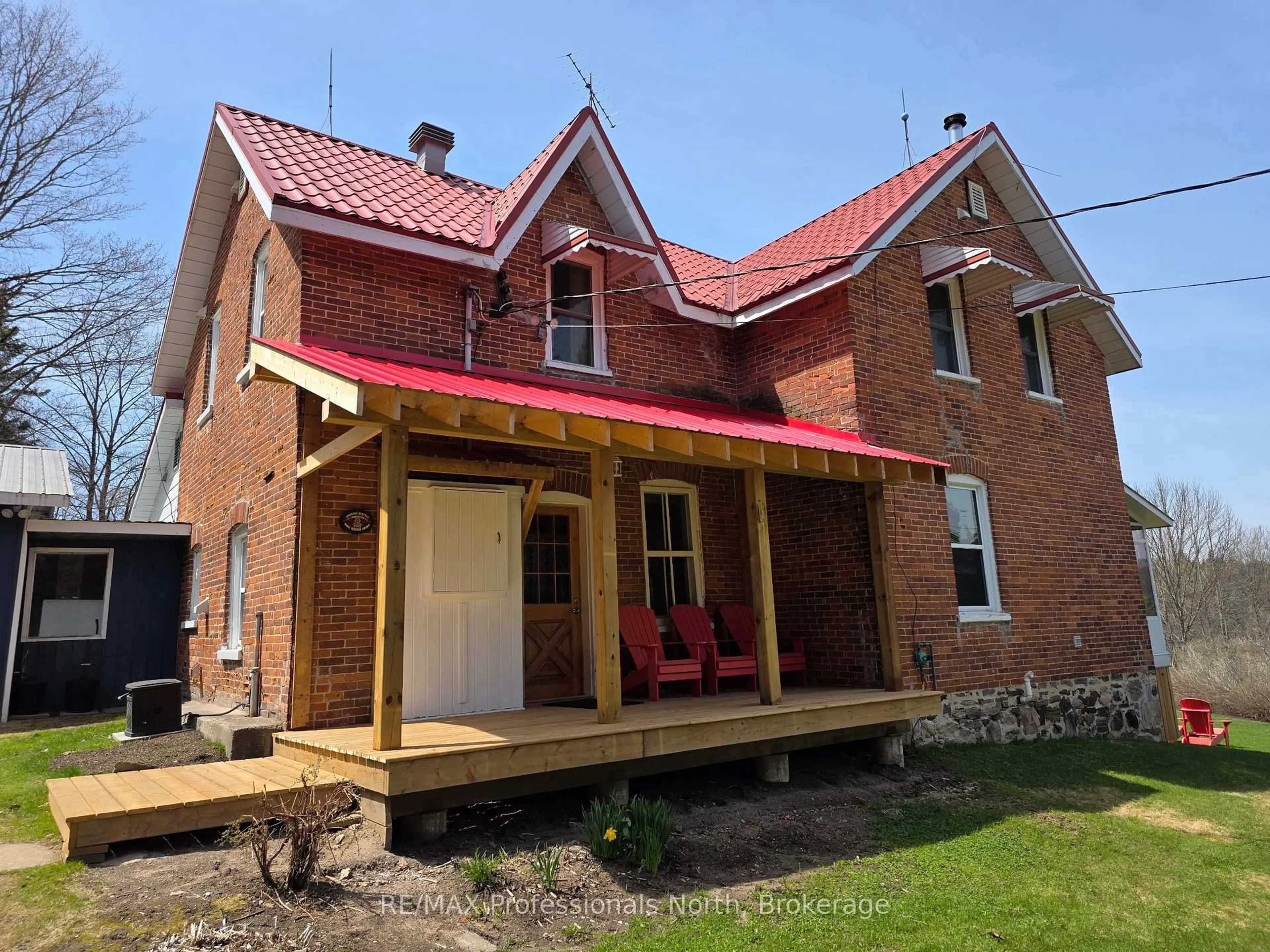Home with brick exterior material, building for 1115 Rosseau Lake 1 Rd, Muskoka Lakes Ontario P0B 1M0