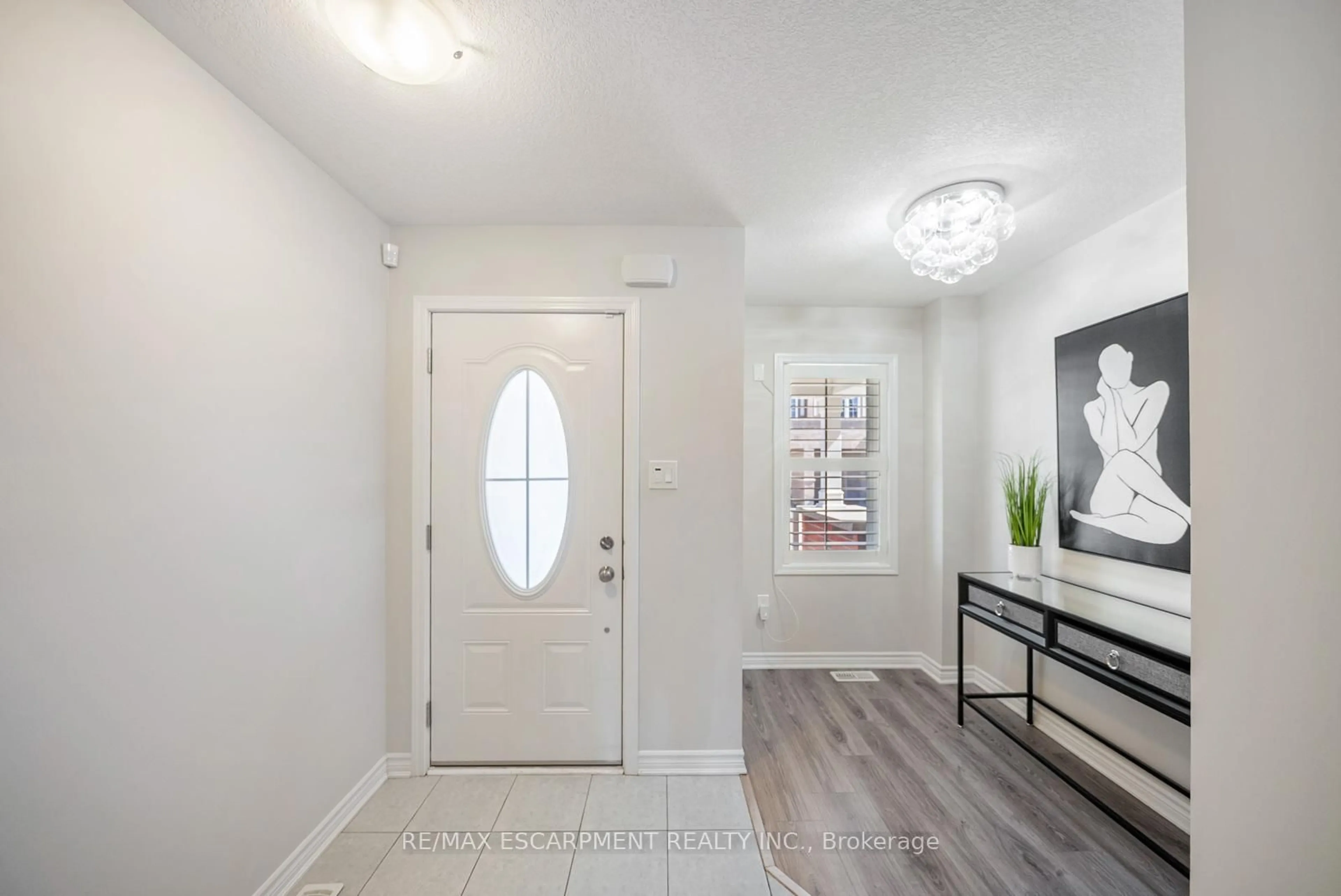 Indoor entryway for 22 Spring Creek Dr #44, Hamilton Ontario L8B 1V7
