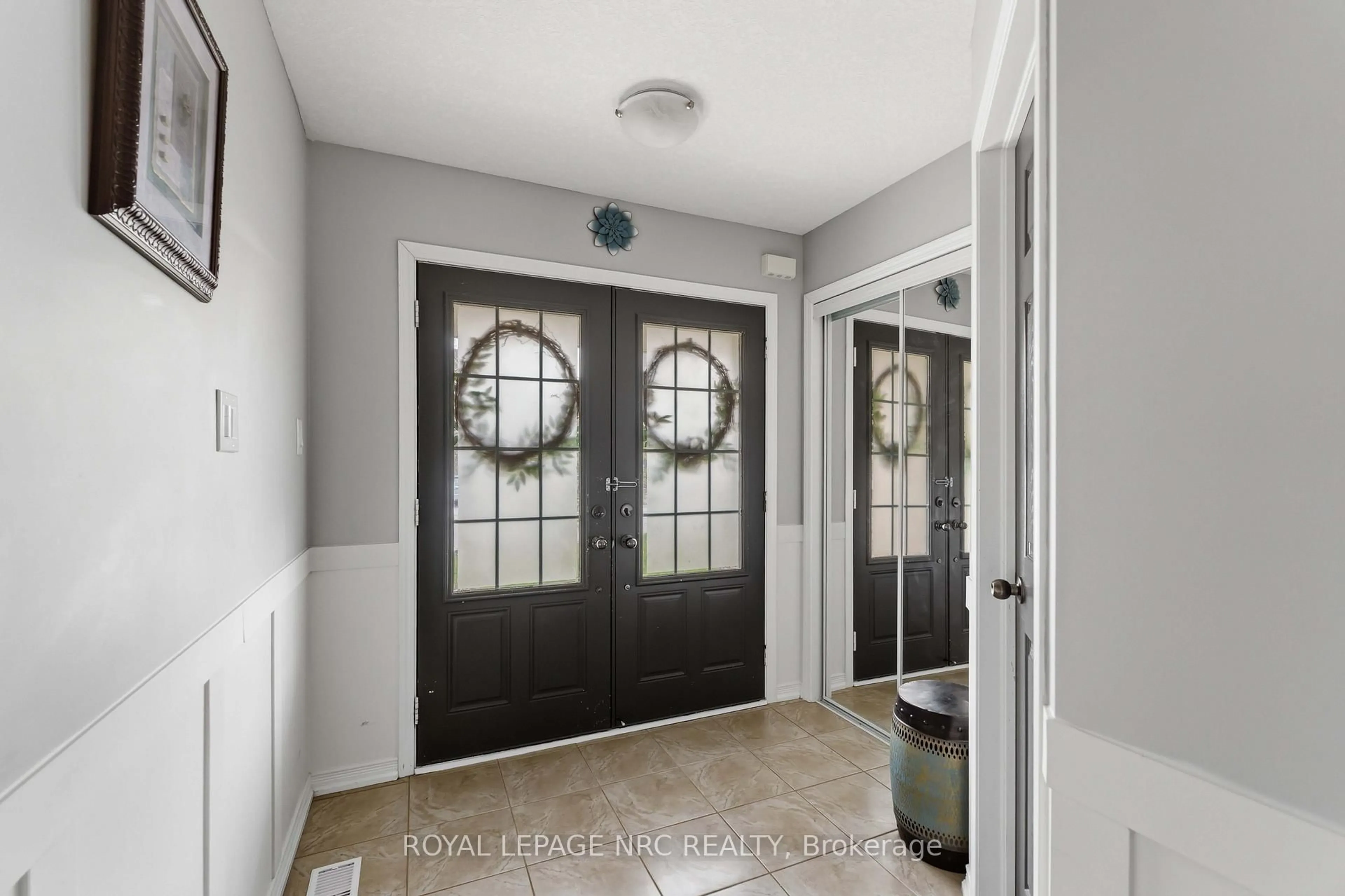 Indoor entryway for 8769 Dogwood Cres, Niagara Falls Ontario L2H 2Y6