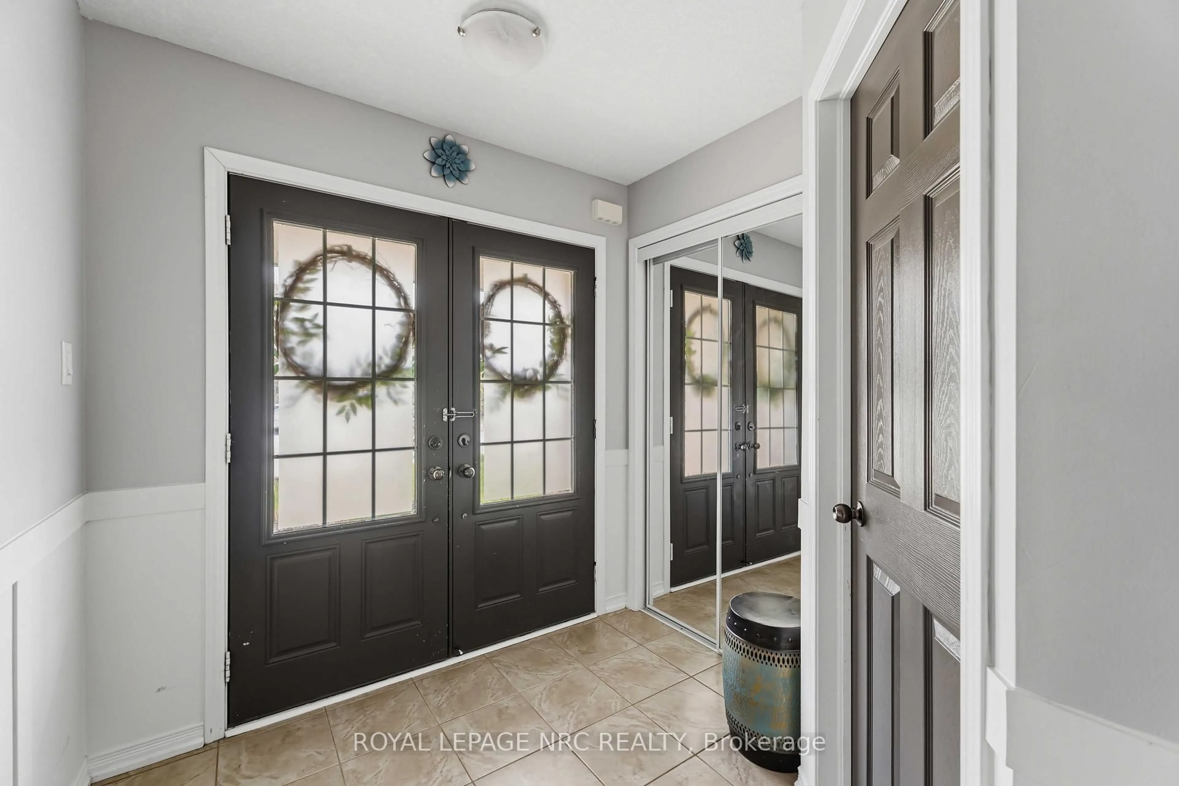 Indoor entryway for 8769 Dogwood Cres, Niagara Falls Ontario L2H 2Y6