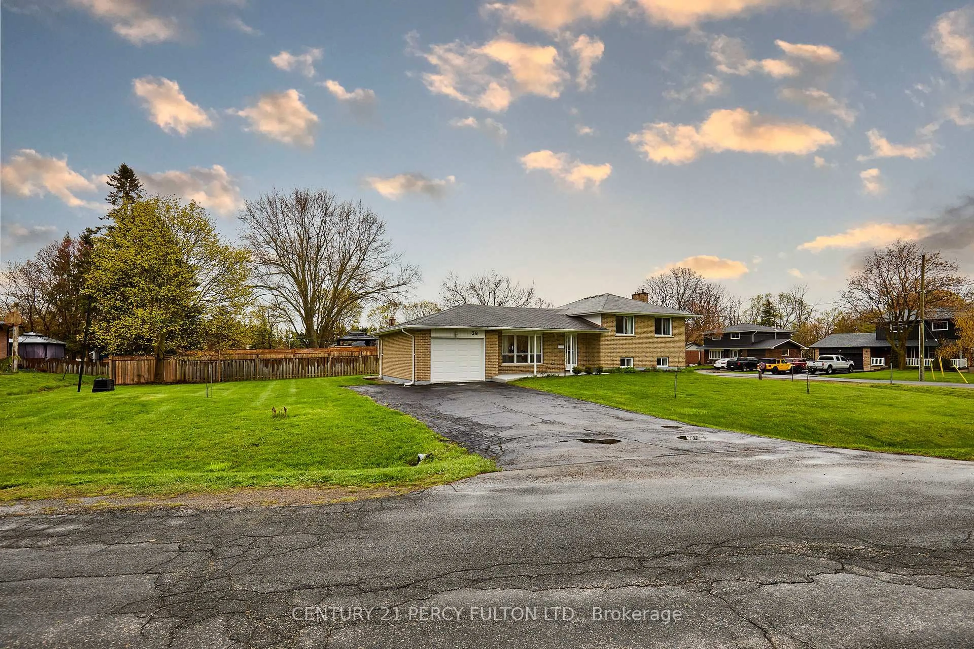 A pic from outside/outdoor area/front of a property/back of a property/a pic from drone, unknown for 39 Meredith Cres, Cobourg Ontario K9A 4R3