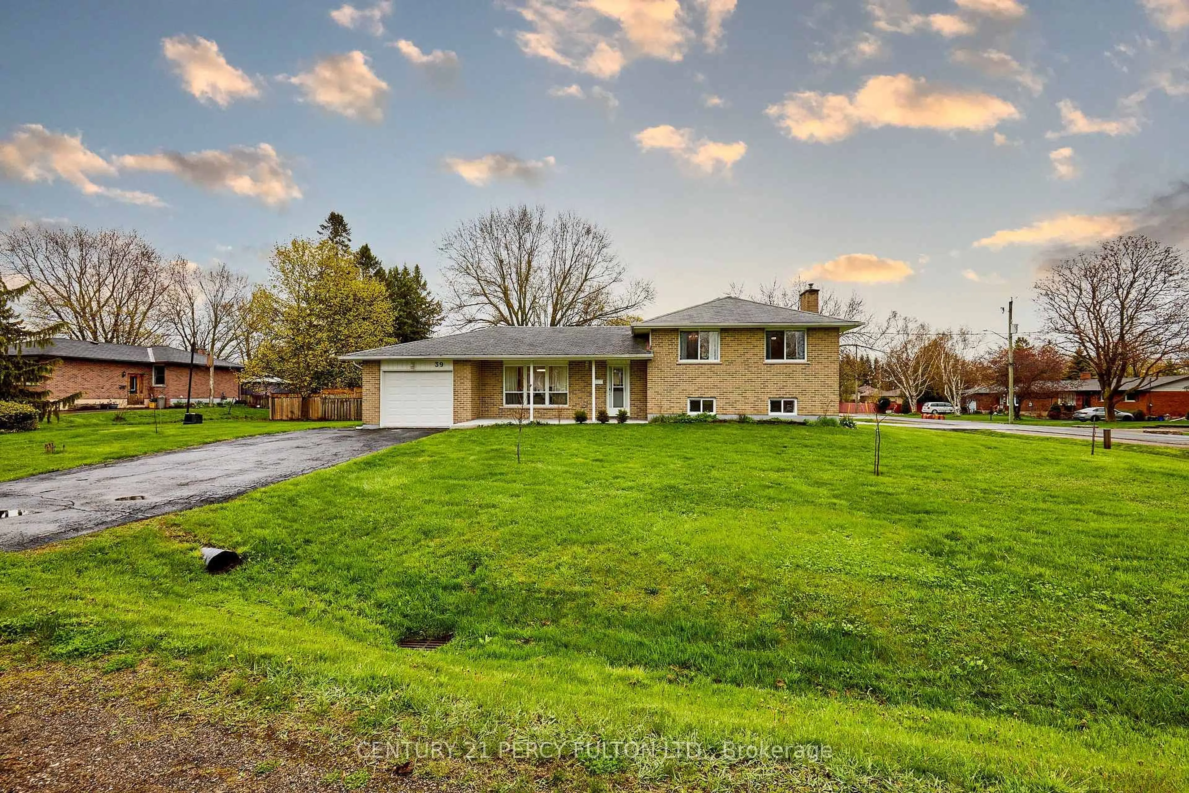 A pic from outside/outdoor area/front of a property/back of a property/a pic from drone, street for 39 Meredith Cres, Cobourg Ontario K9A 4R3
