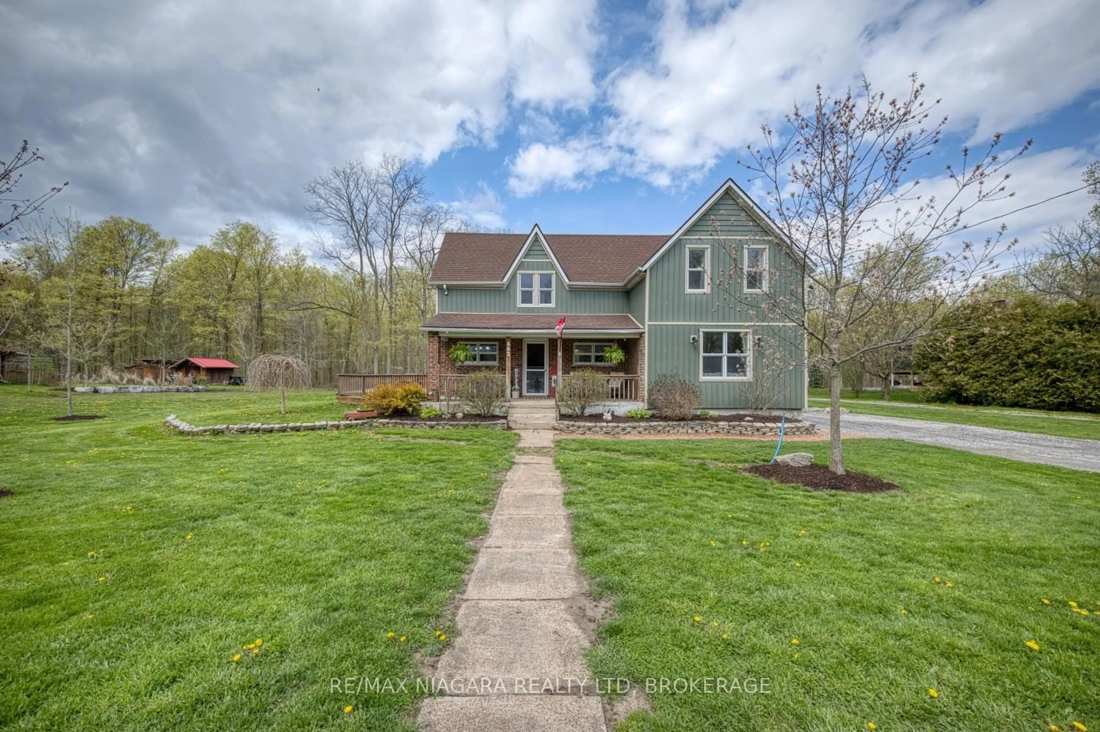 A pic from outside/outdoor area/front of a property/back of a property/a pic from drone, street for 662 Empire Rd, Port Colborne Ontario L0S 1R0