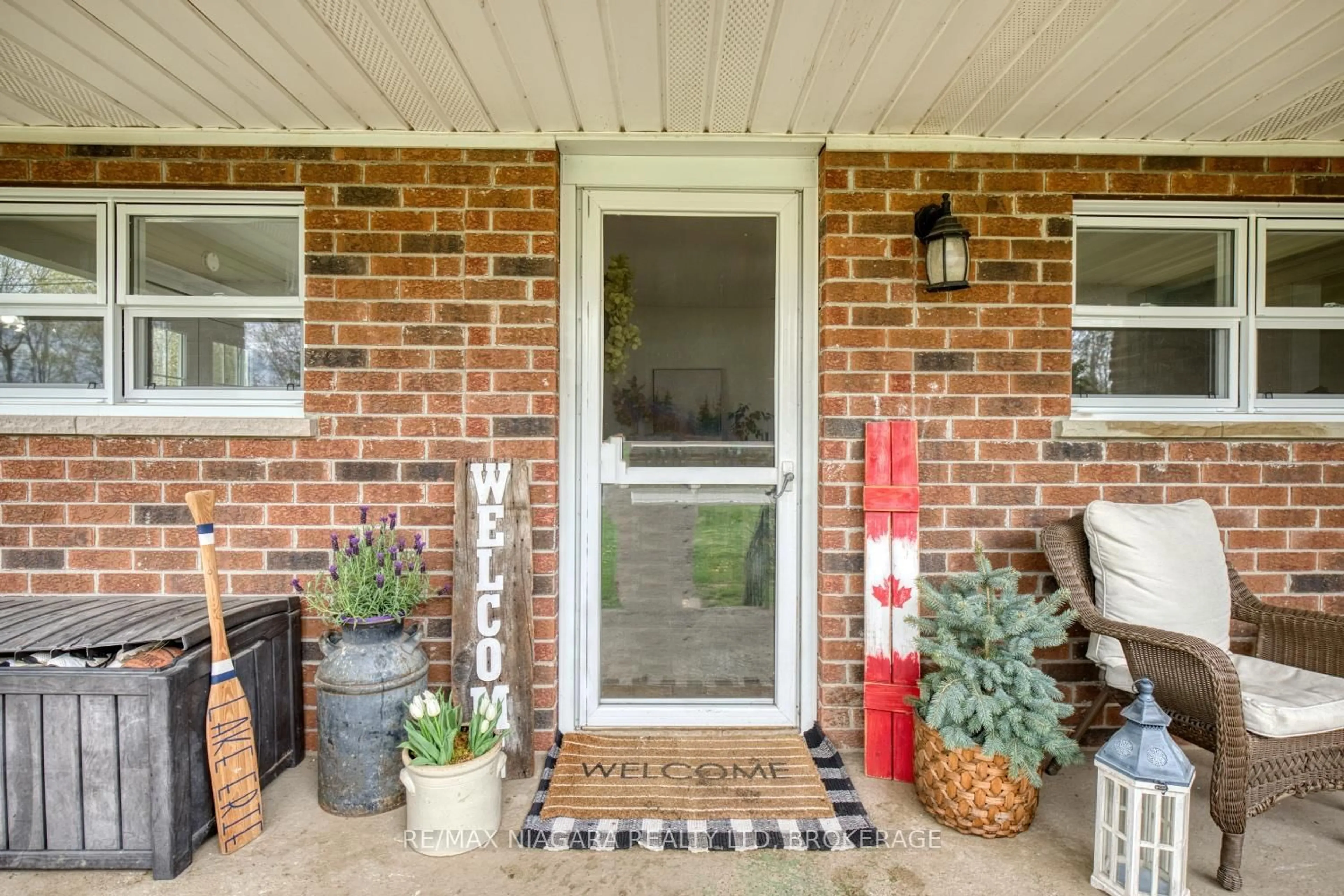 Indoor entryway for 662 Empire Rd, Port Colborne Ontario L0S 1R0