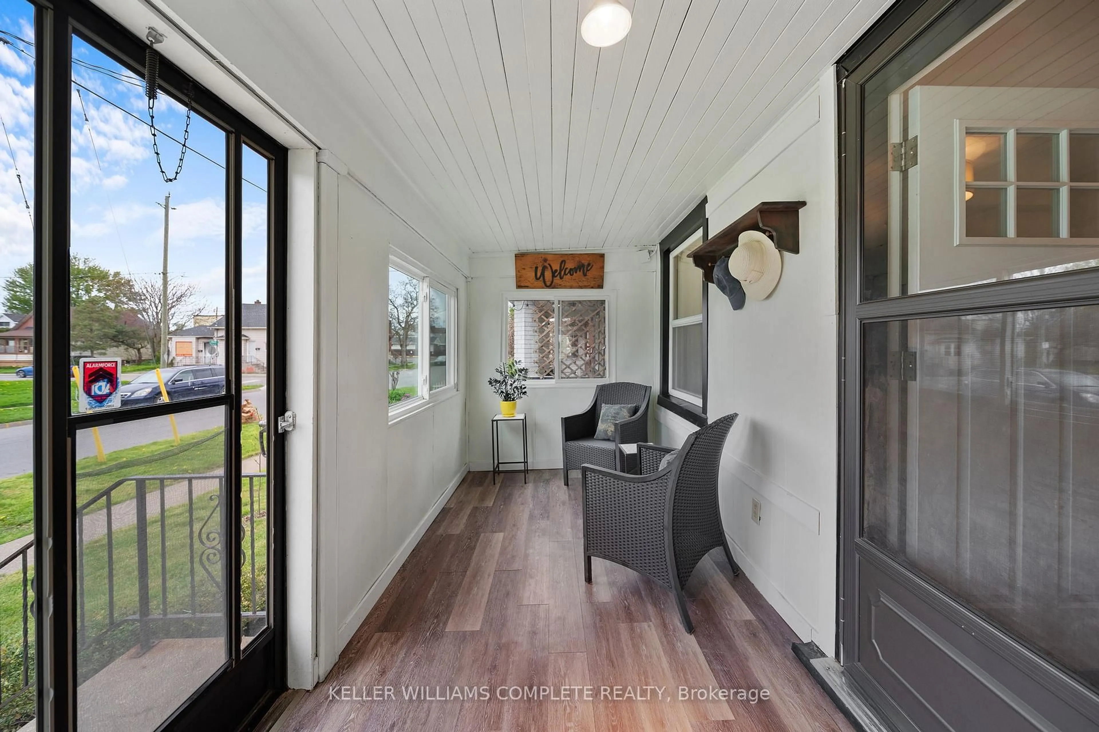 Indoor entryway for 78 Haynes Ave, St. Catharines Ontario L2R 3Z3