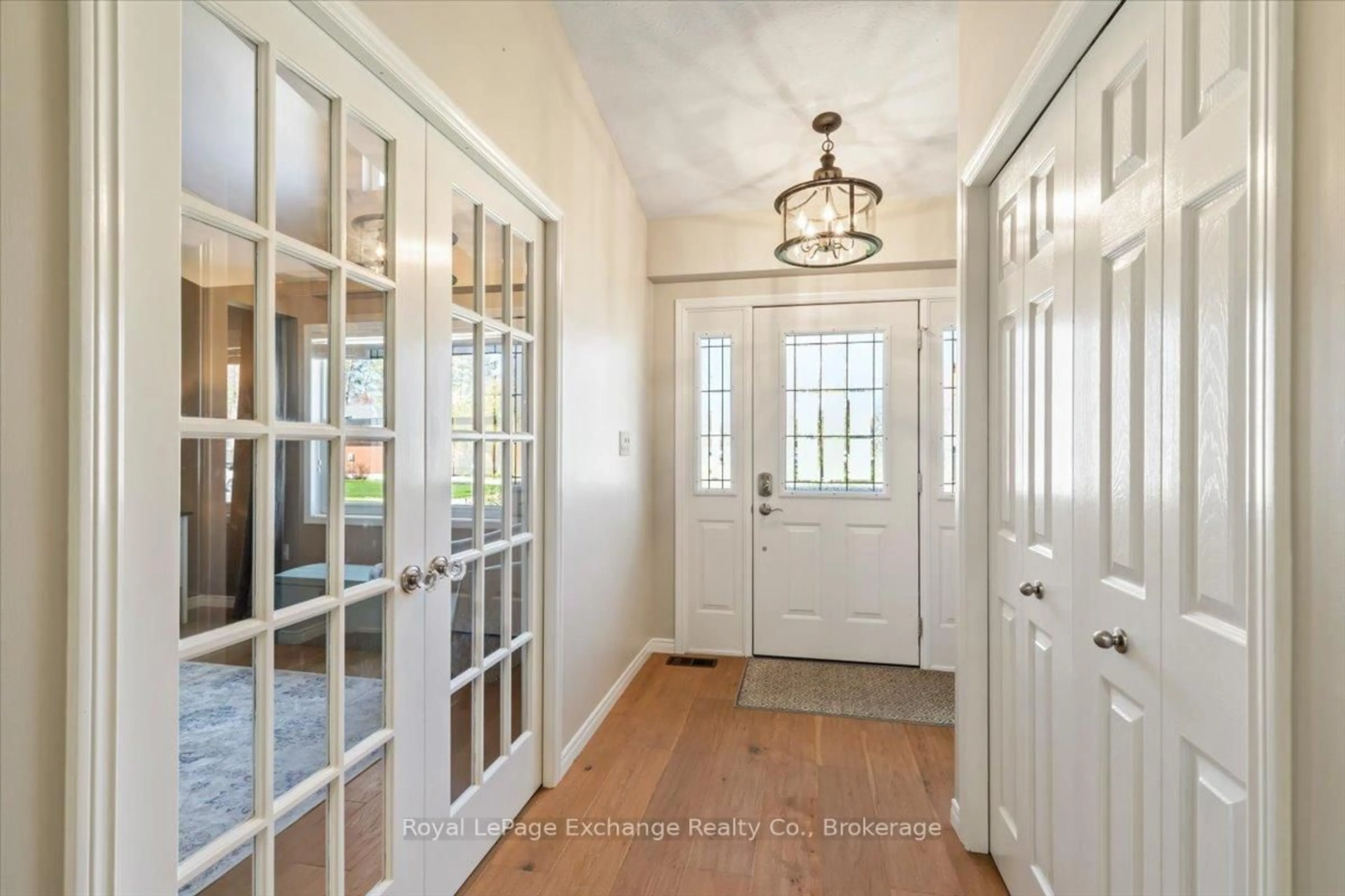 Indoor entryway for 530 Lynden Cres, Kincardine Ontario N2Z 3B1