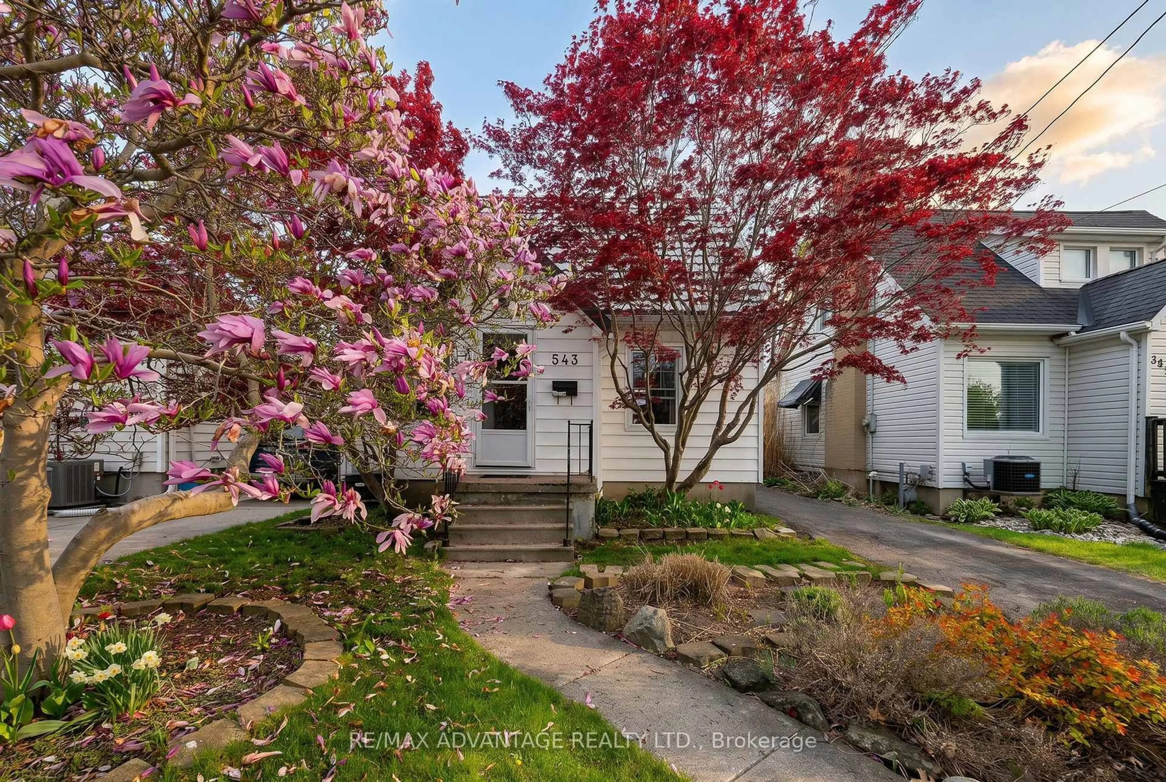 A pic from outside/outdoor area/front of a property/back of a property/a pic from drone, street for 543 Chester St, London South Ontario N6C 2K1