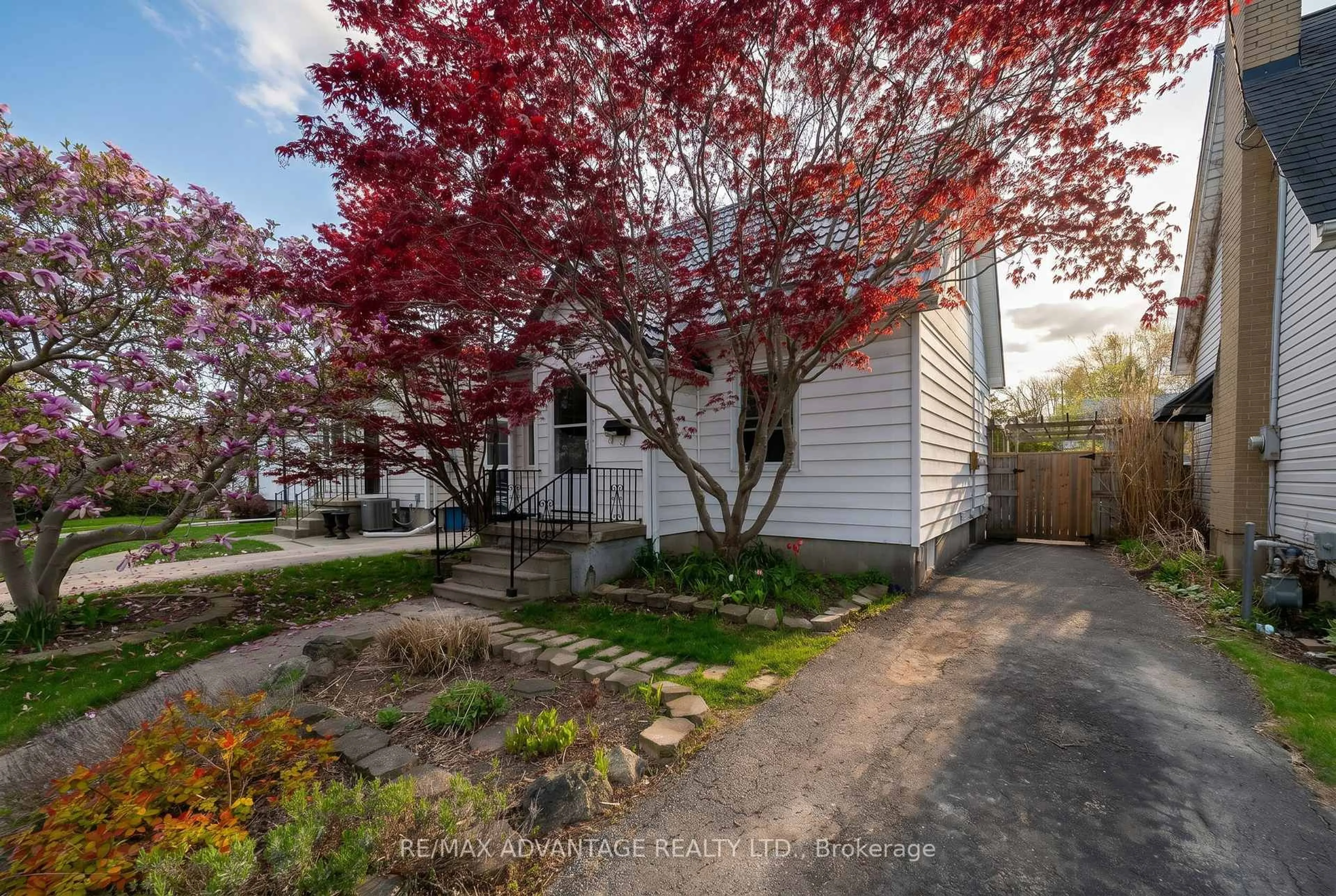 A pic from outside/outdoor area/front of a property/back of a property/a pic from drone, street for 543 Chester St, London South Ontario N6C 2K1