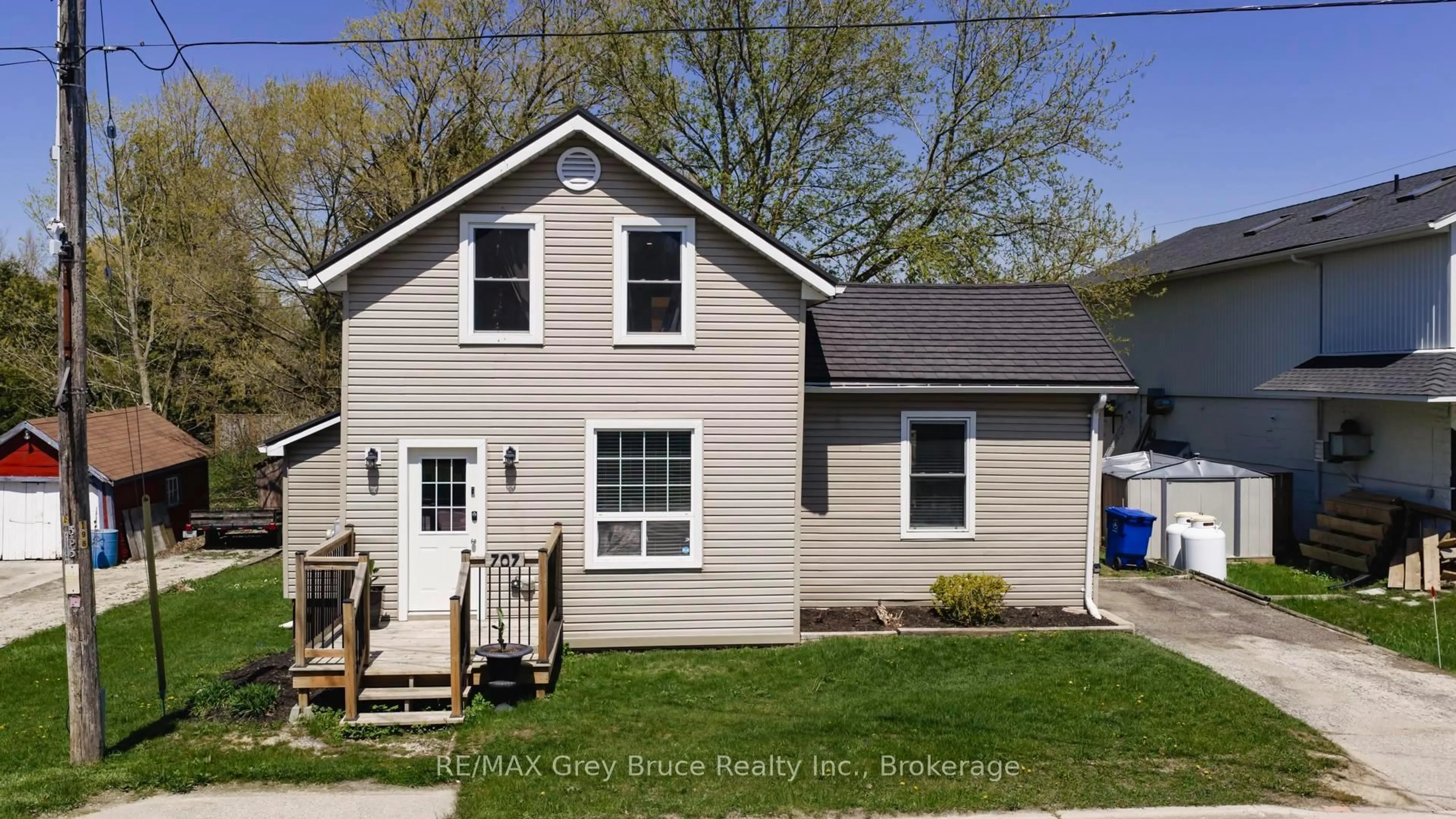 Home with vinyl exterior material, street for 707 Queen St, West Grey Ontario N0G 2M0