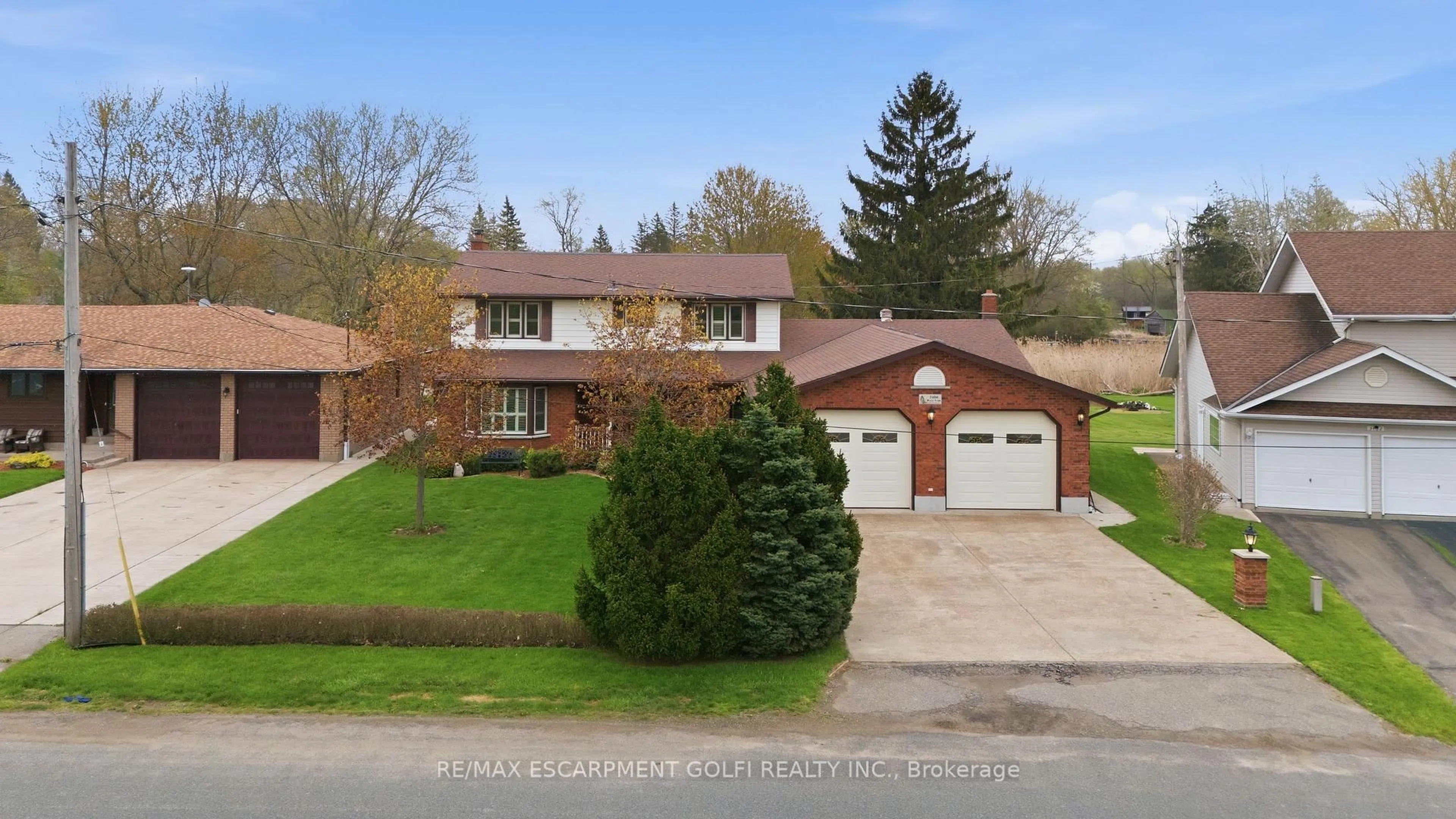 A pic from outside/outdoor area/front of a property/back of a property/a pic from drone, street for 3466 River Tr, Fort Erie Ontario L0S 1S0
