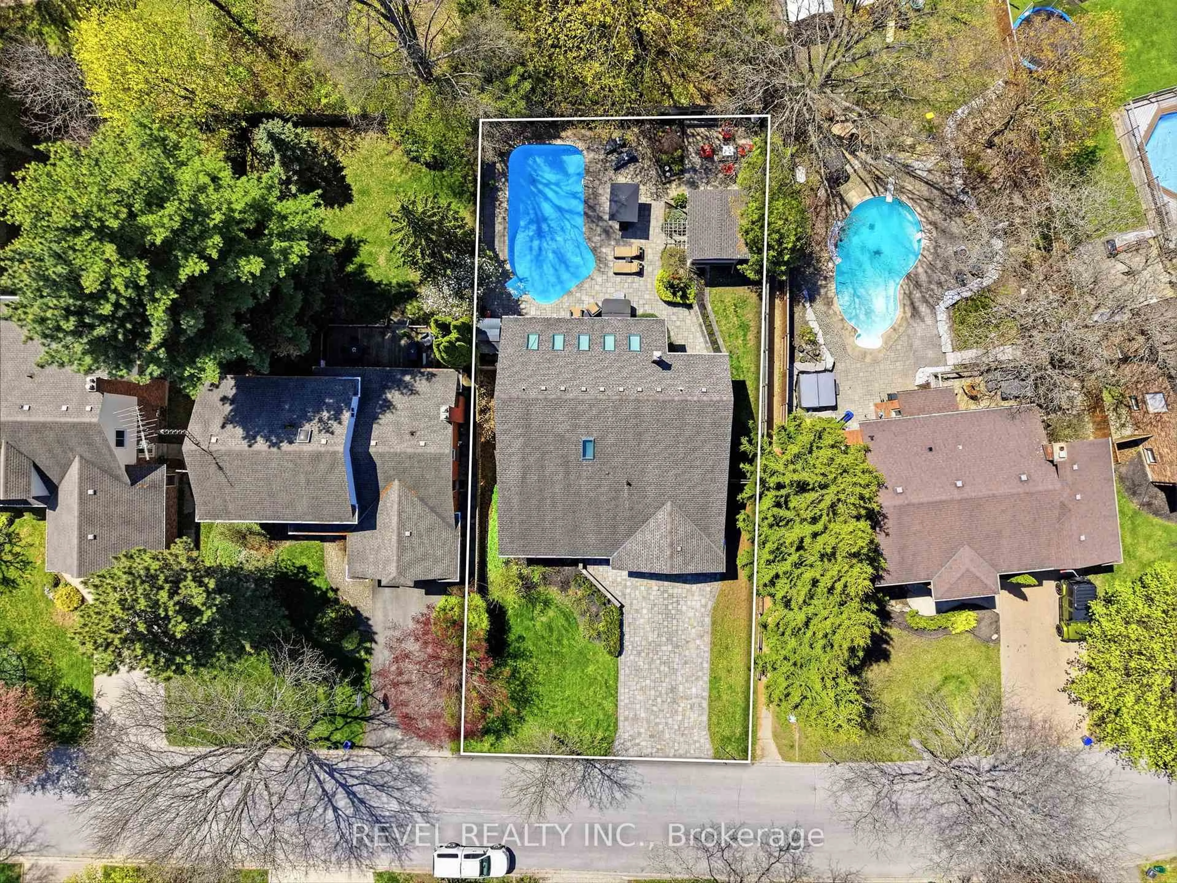 A pic from outside/outdoor area/front of a property/back of a property/a pic from drone, street for 63 Millbridge Cres, Pelham Ontario L0S 1E1