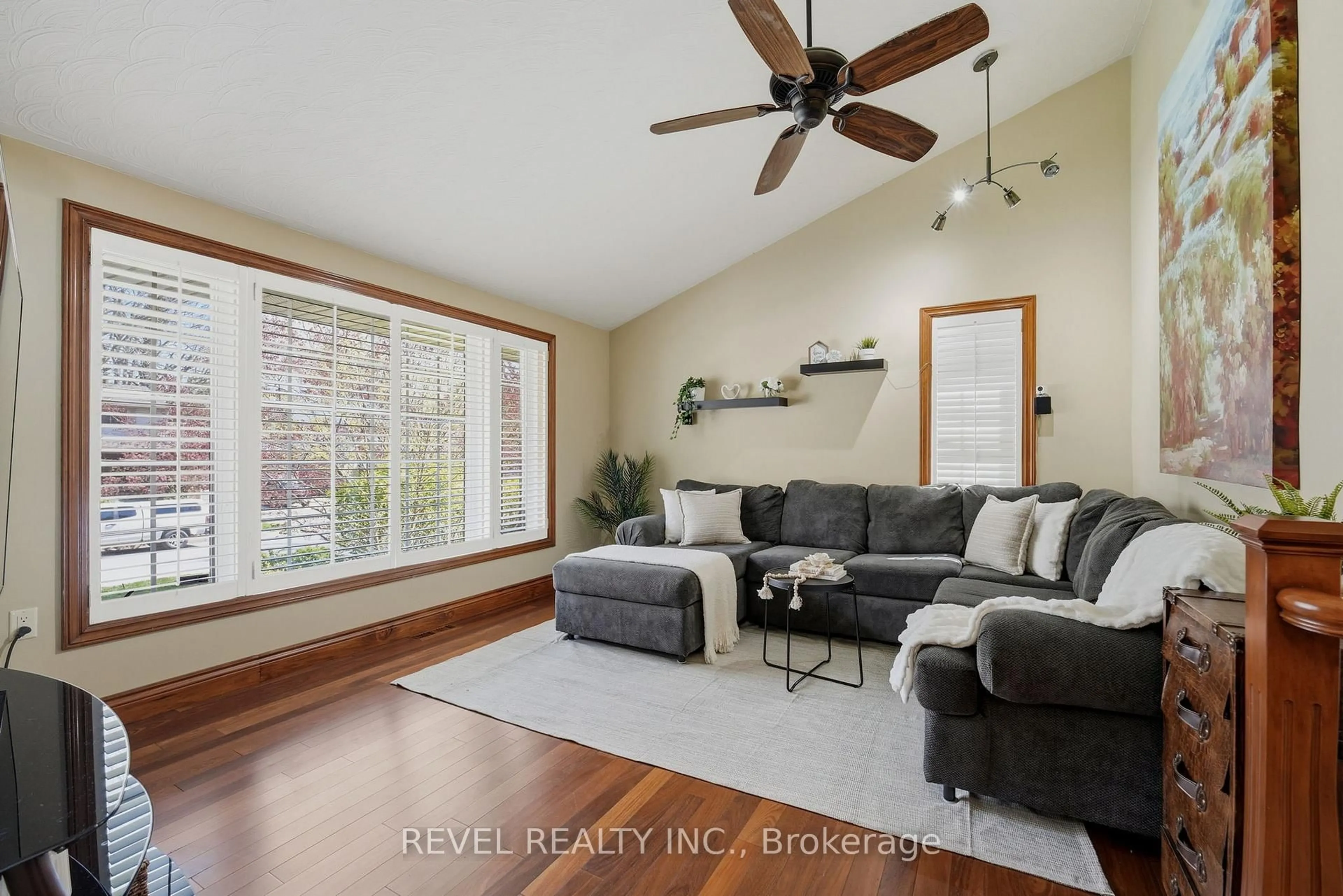 Living room with furniture, unknown for 63 Millbridge Cres, Pelham Ontario L0S 1E1