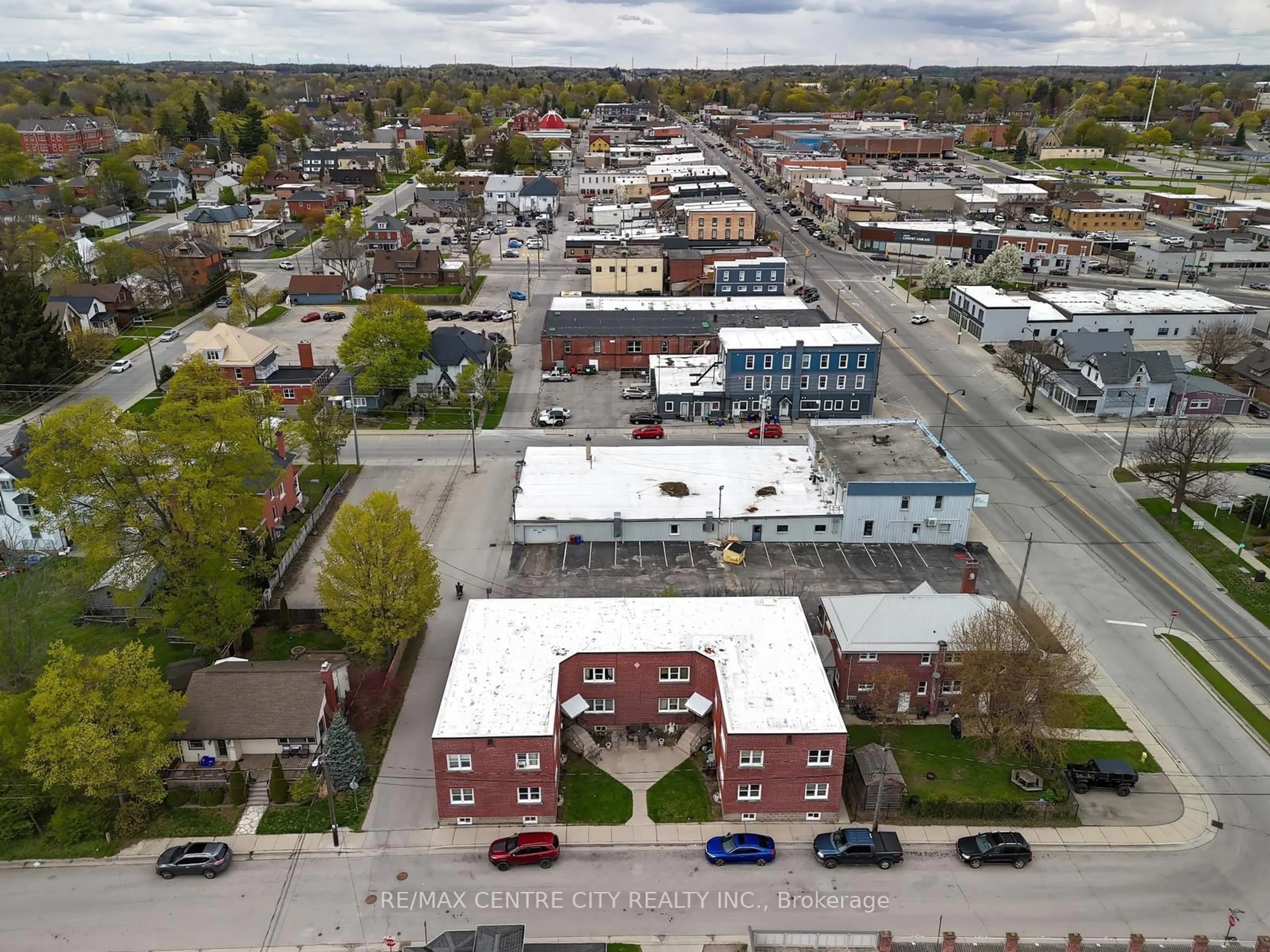 A pic from outside/outdoor area/front of a property/back of a property/a pic from drone, street for 4 Prospect St, Tillsonburg Ontario N4G 2L6
