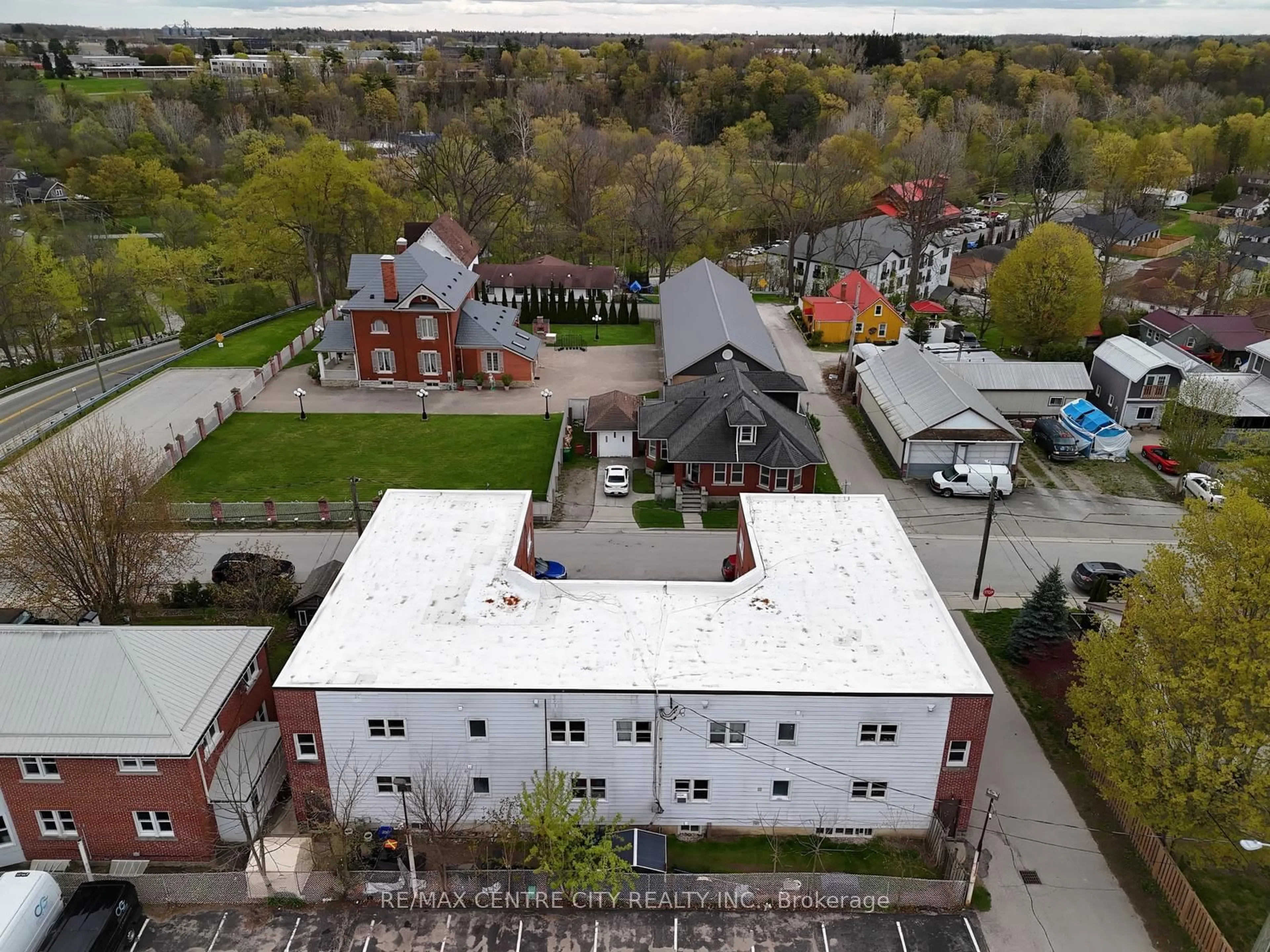 A pic from outside/outdoor area/front of a property/back of a property/a pic from drone, building for 4 Prospect St, Tillsonburg Ontario N4G 2L6