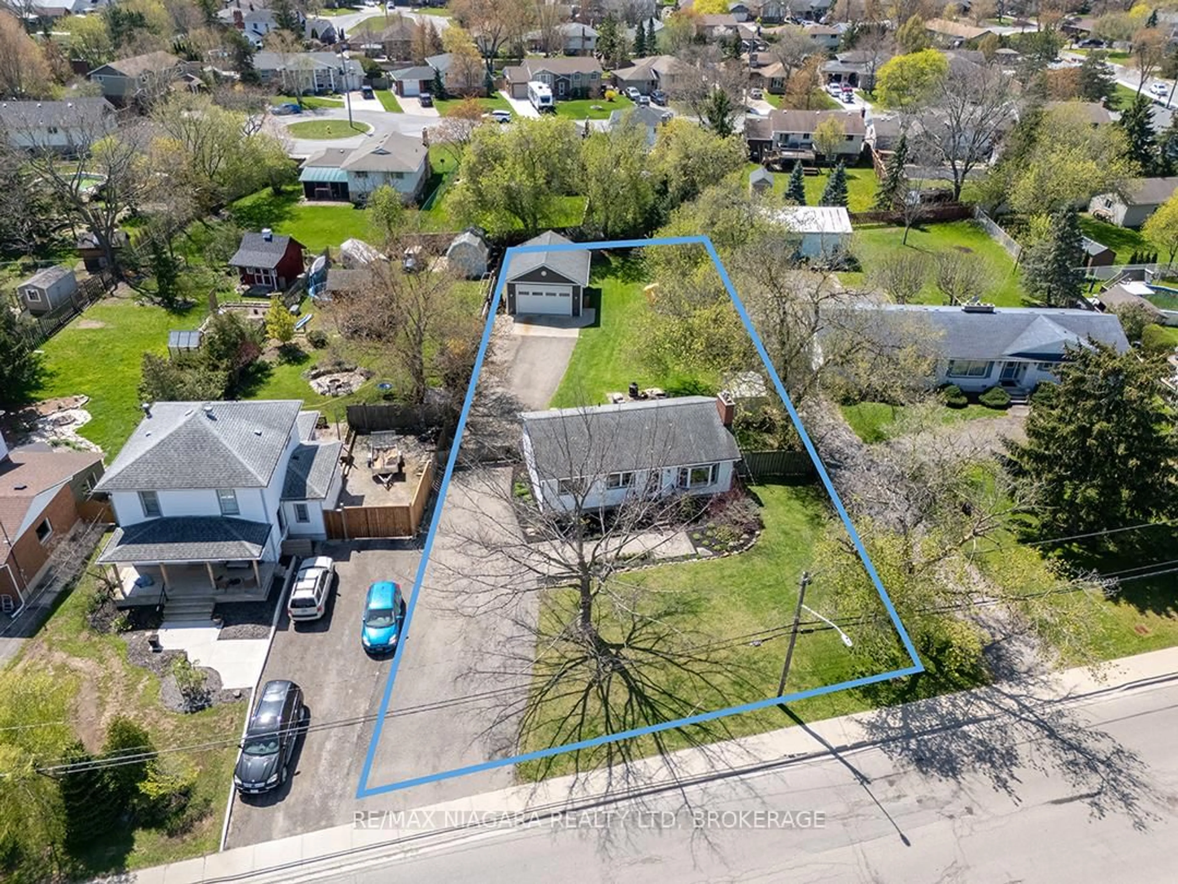 A pic from outside/outdoor area/front of a property/back of a property/a pic from drone, street for 132 Colver St, West Lincoln Ontario L0R 2A0