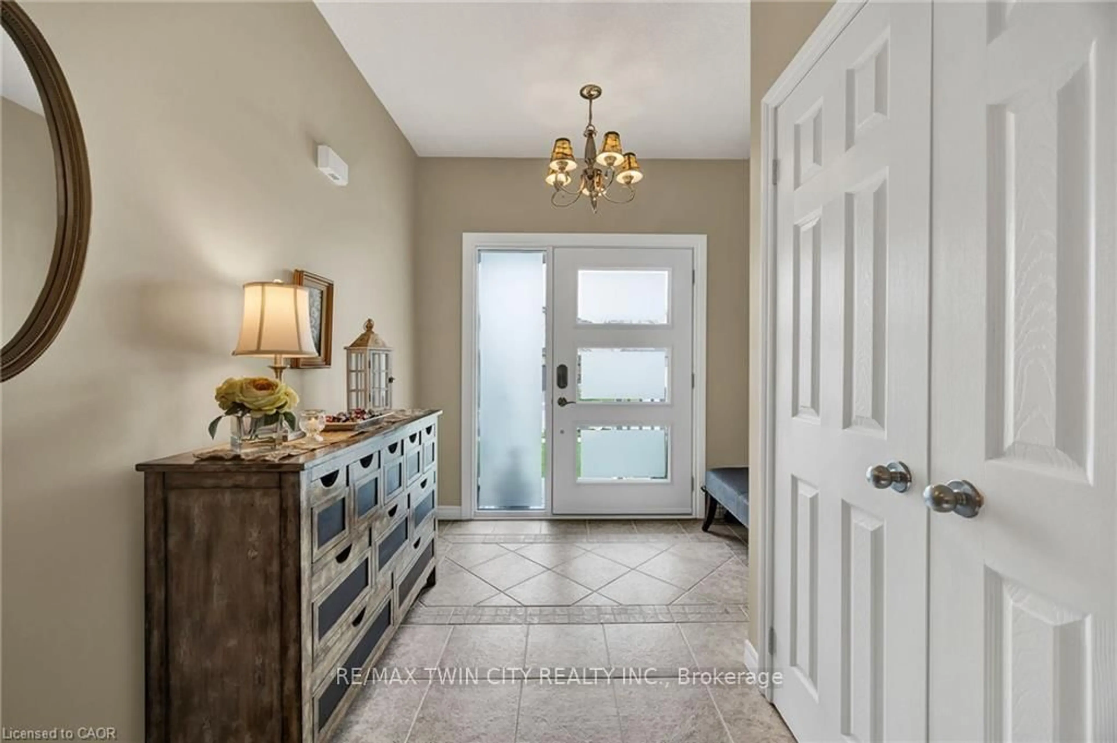 Indoor entryway for 835 Brandenburg Blvd, Waterloo Ontario N2T 2X3