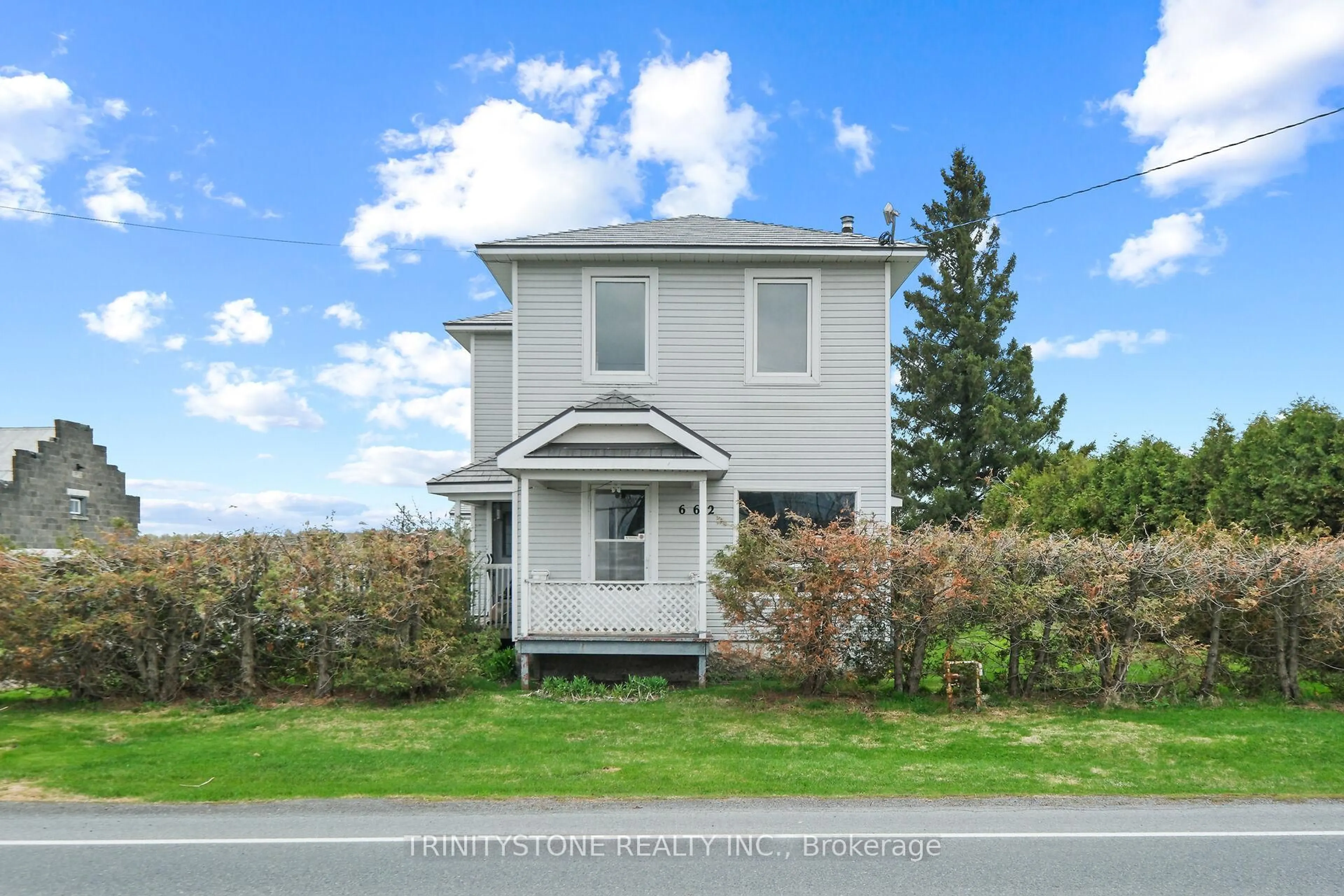 A pic from outside/outdoor area/front of a property/back of a property/a pic from drone, street for 662 Lacroix Rd, Clarence-Rockland Ontario K0A 2A0