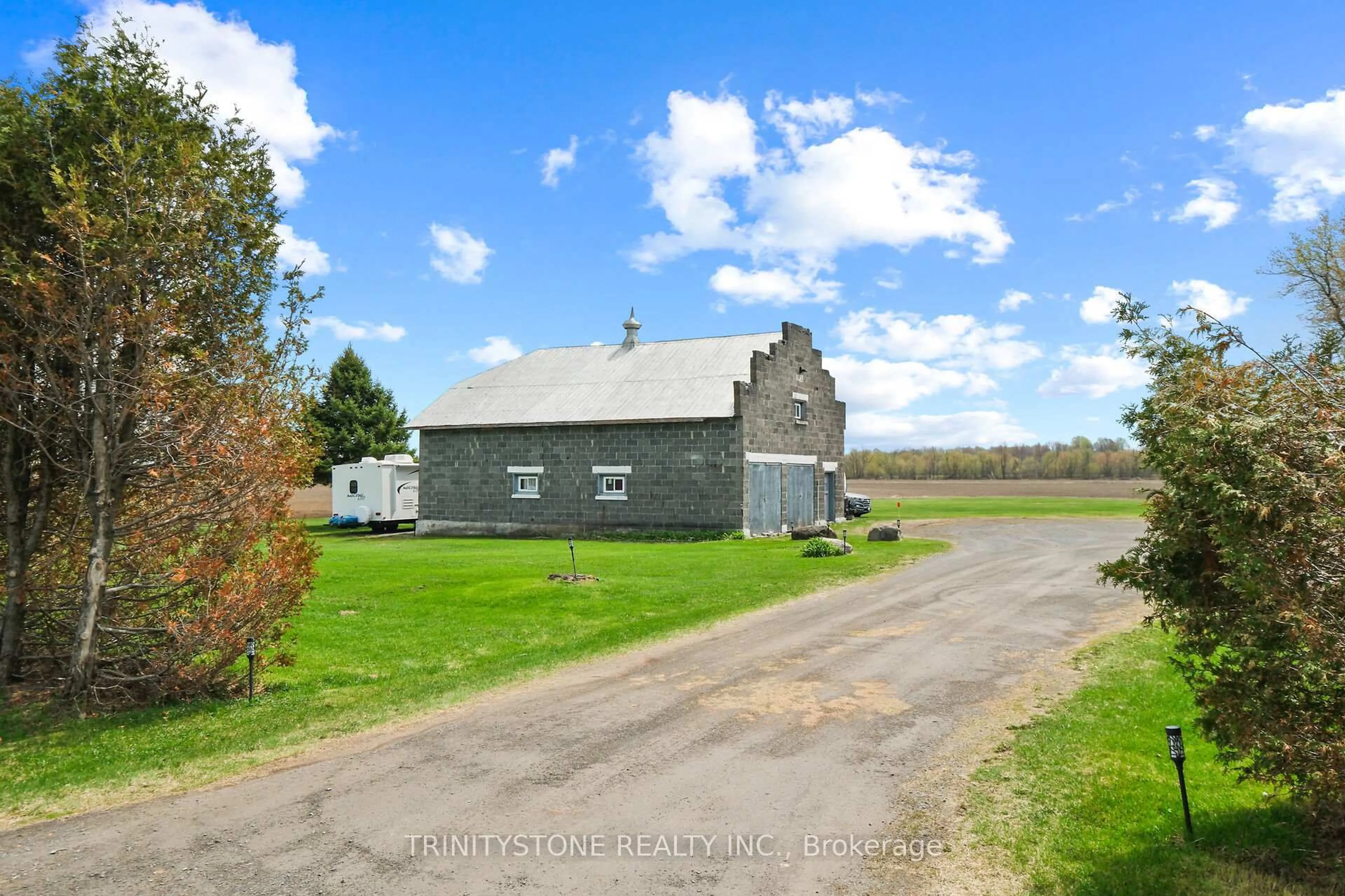 A pic from outside/outdoor area/front of a property/back of a property/a pic from drone, street for 662 Lacroix Rd, Clarence-Rockland Ontario K0A 2A0
