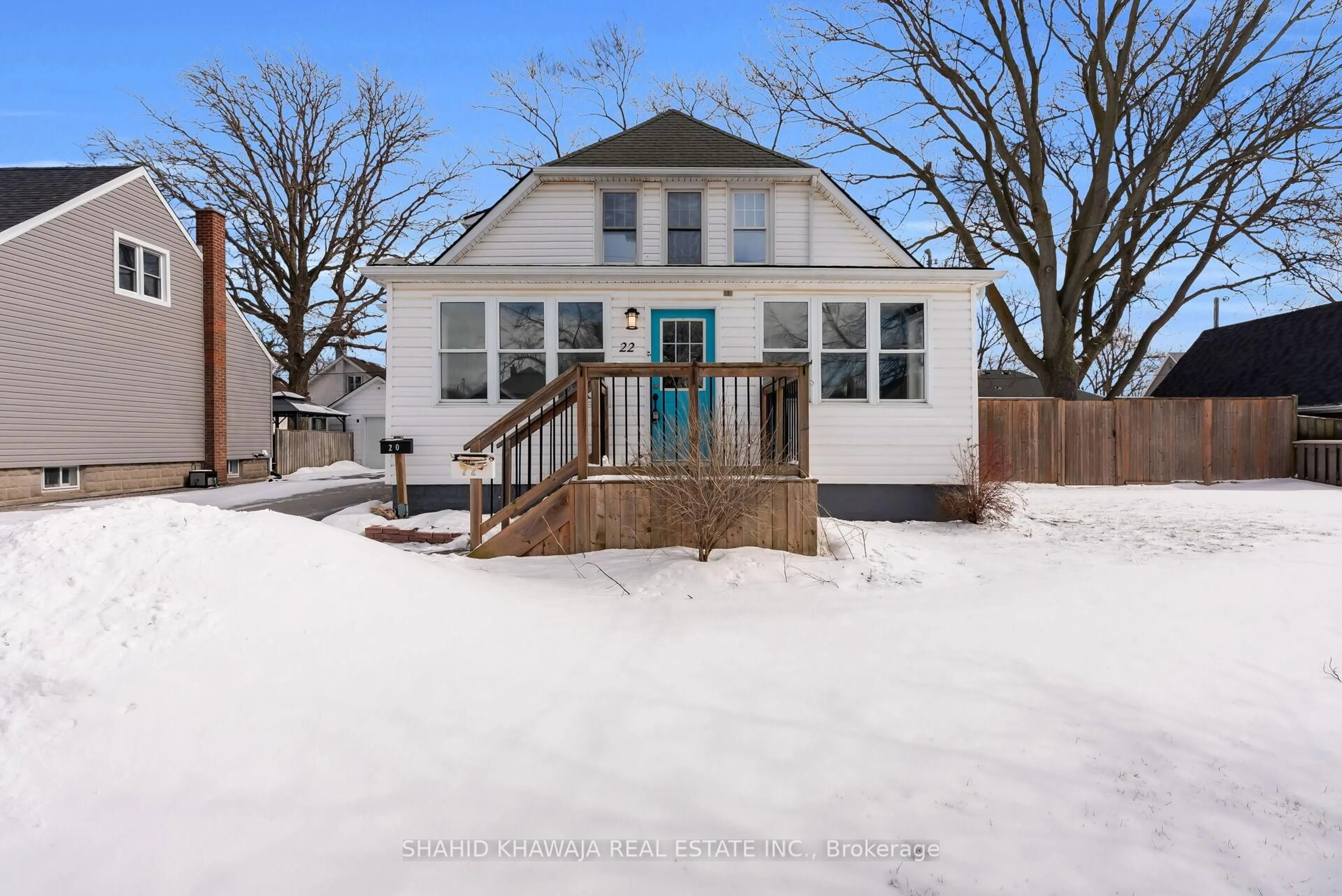 A pic from outside/outdoor area/front of a property/back of a property/a pic from drone, street for 22 Lyons Ave, Welland Ontario L3B 1L7