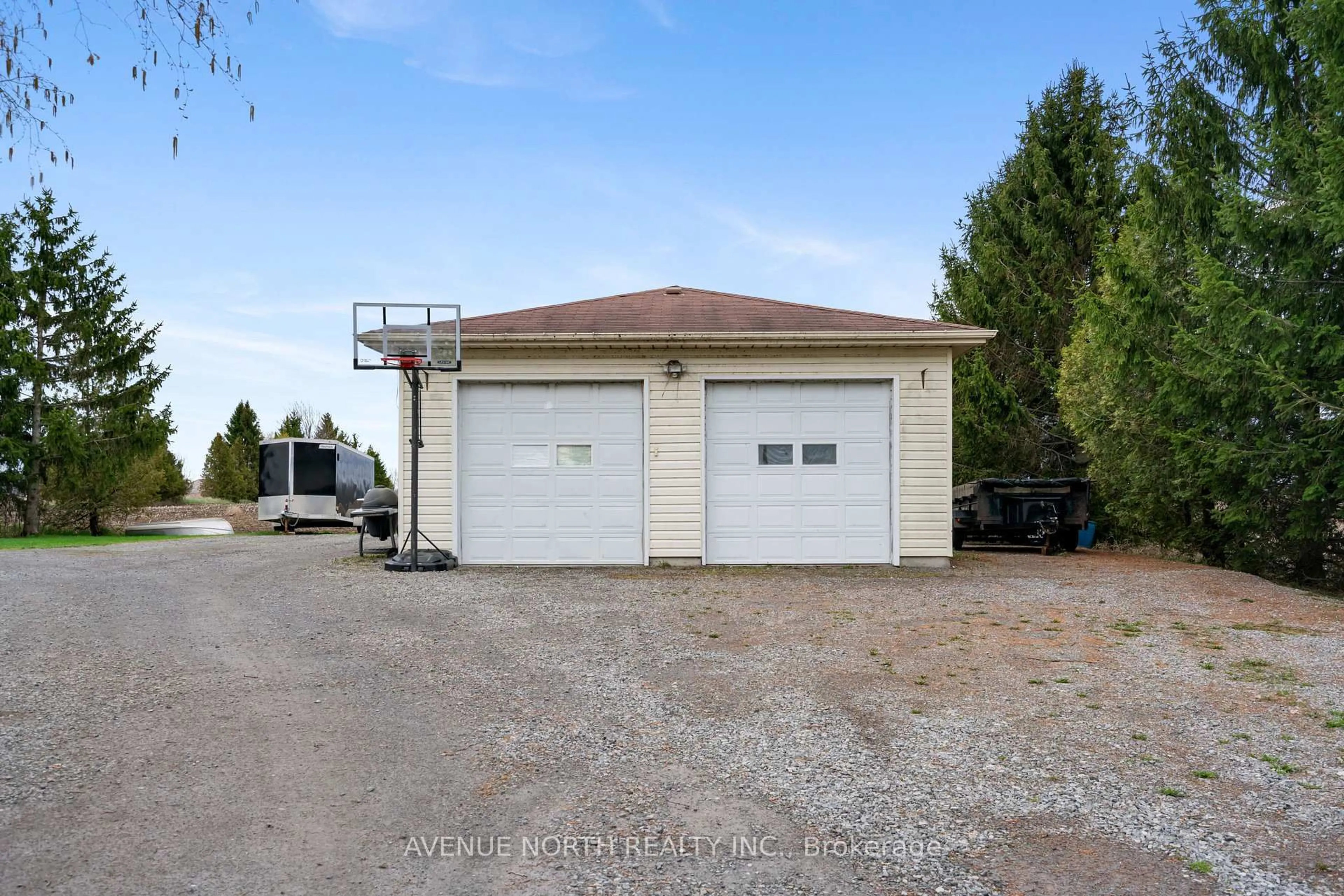 Indoor garage for 12472 Nesbitt Rd, North Dundas Ontario K0C 2K0