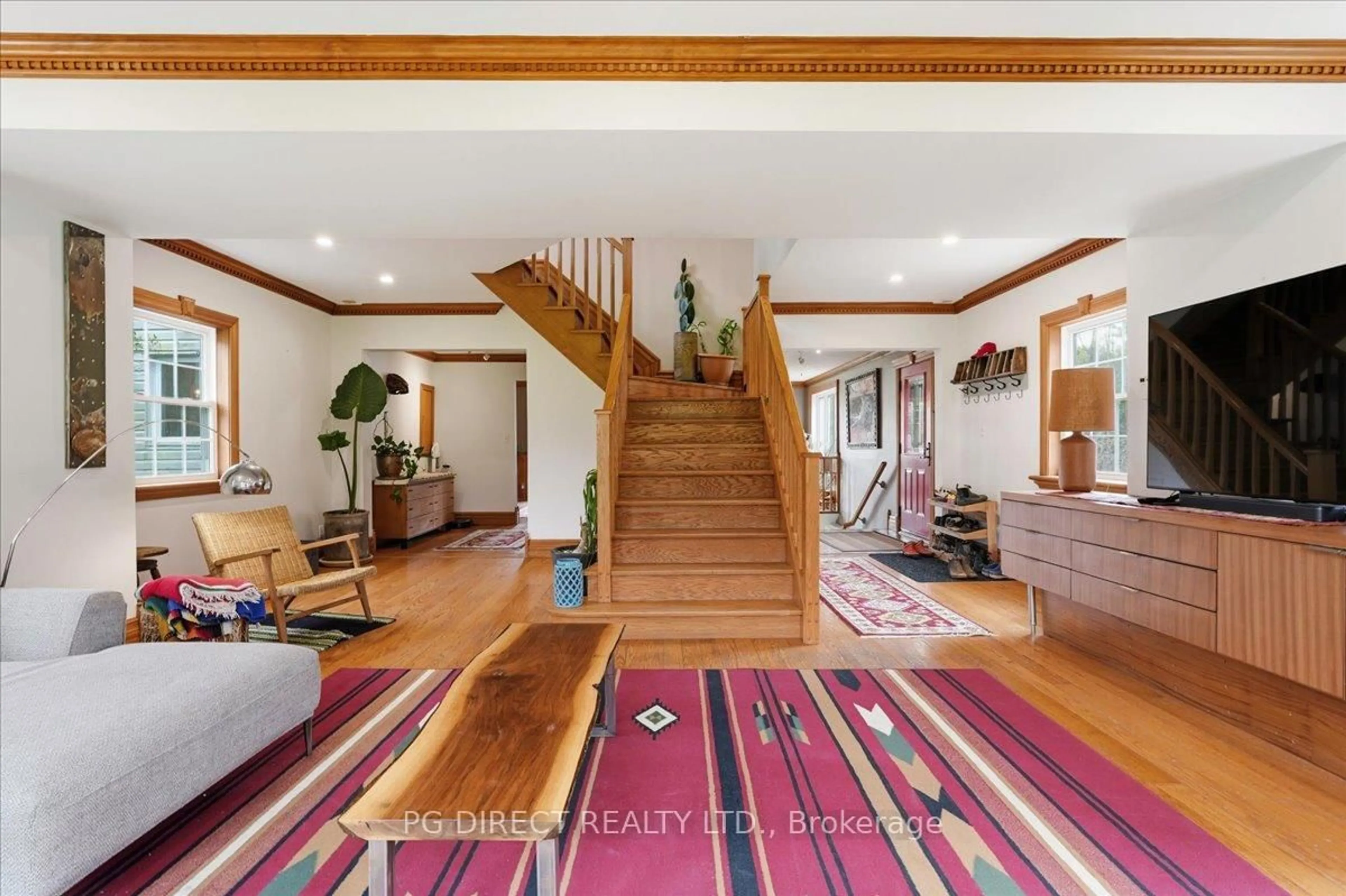 Indoor foyer for 1495 Carman Rd, Ingleside Ontario K8V 5P4