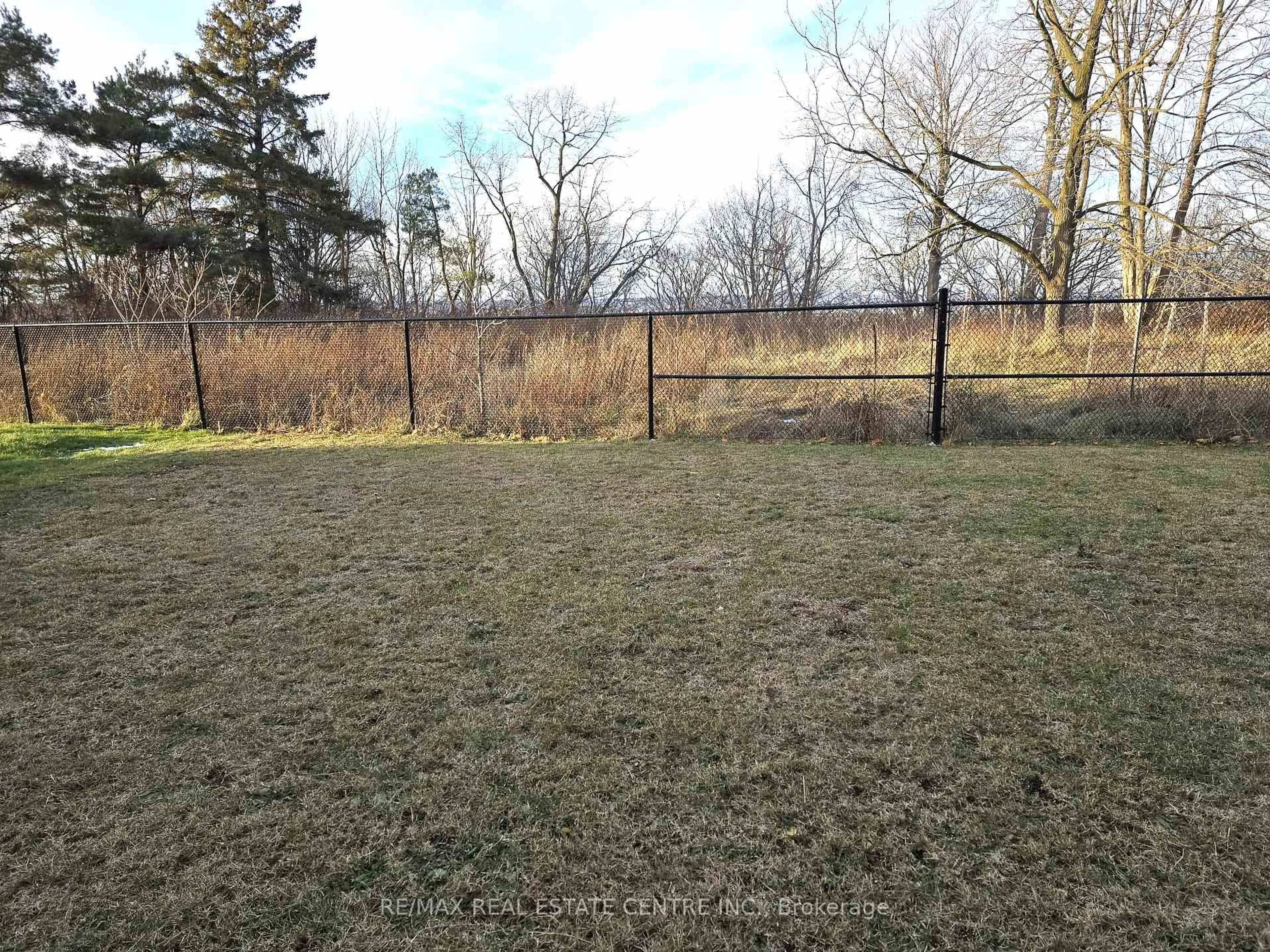 A pic from outside/outdoor area/front of a property/back of a property/a pic from drone, forest/trees view for 119 Cuesta Hts, Hamilton Ontario L8J 0M2