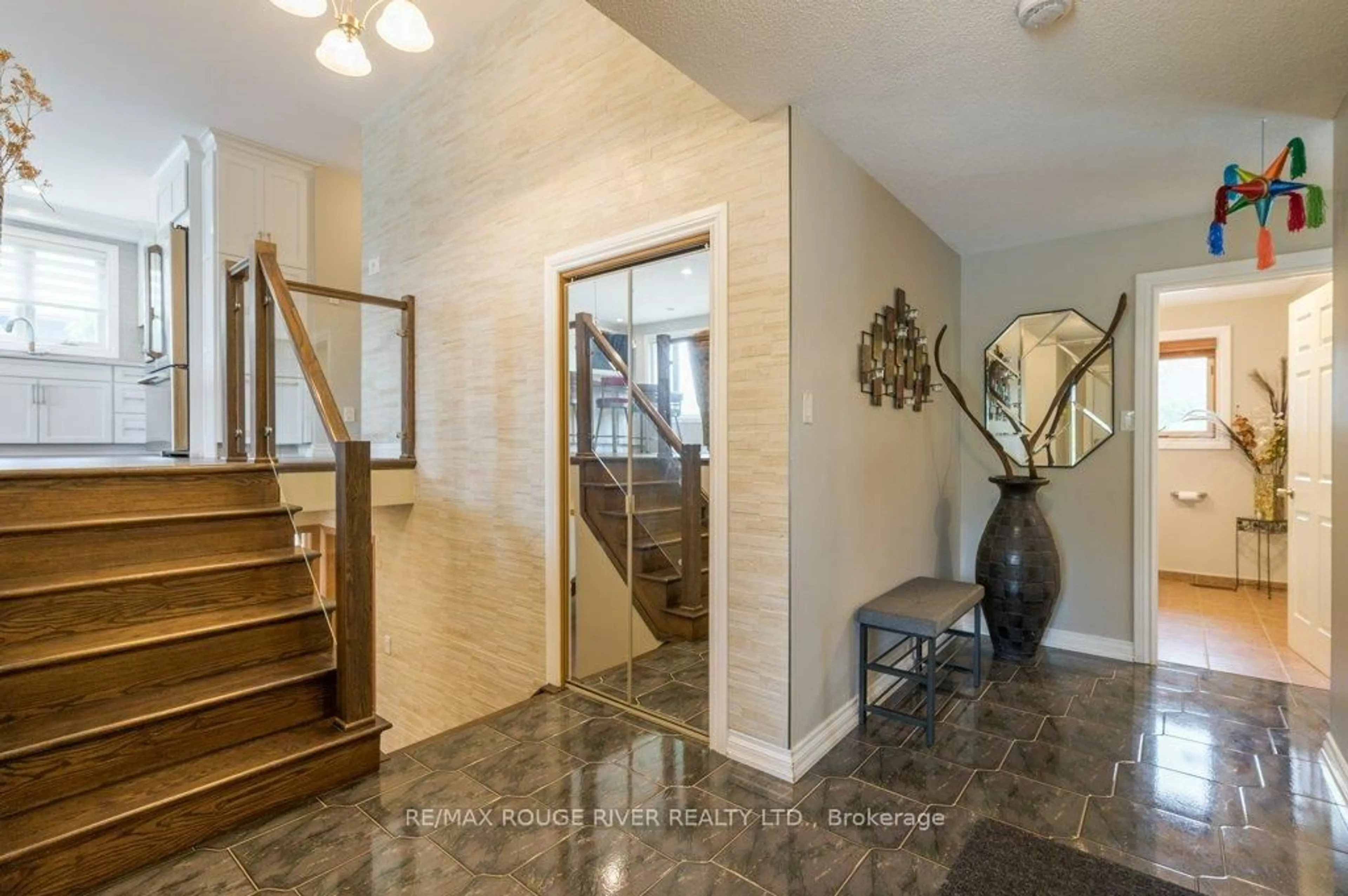 Indoor entryway for 2993 Jennifer Dr, Peterborough Ontario K9L 1Y6
