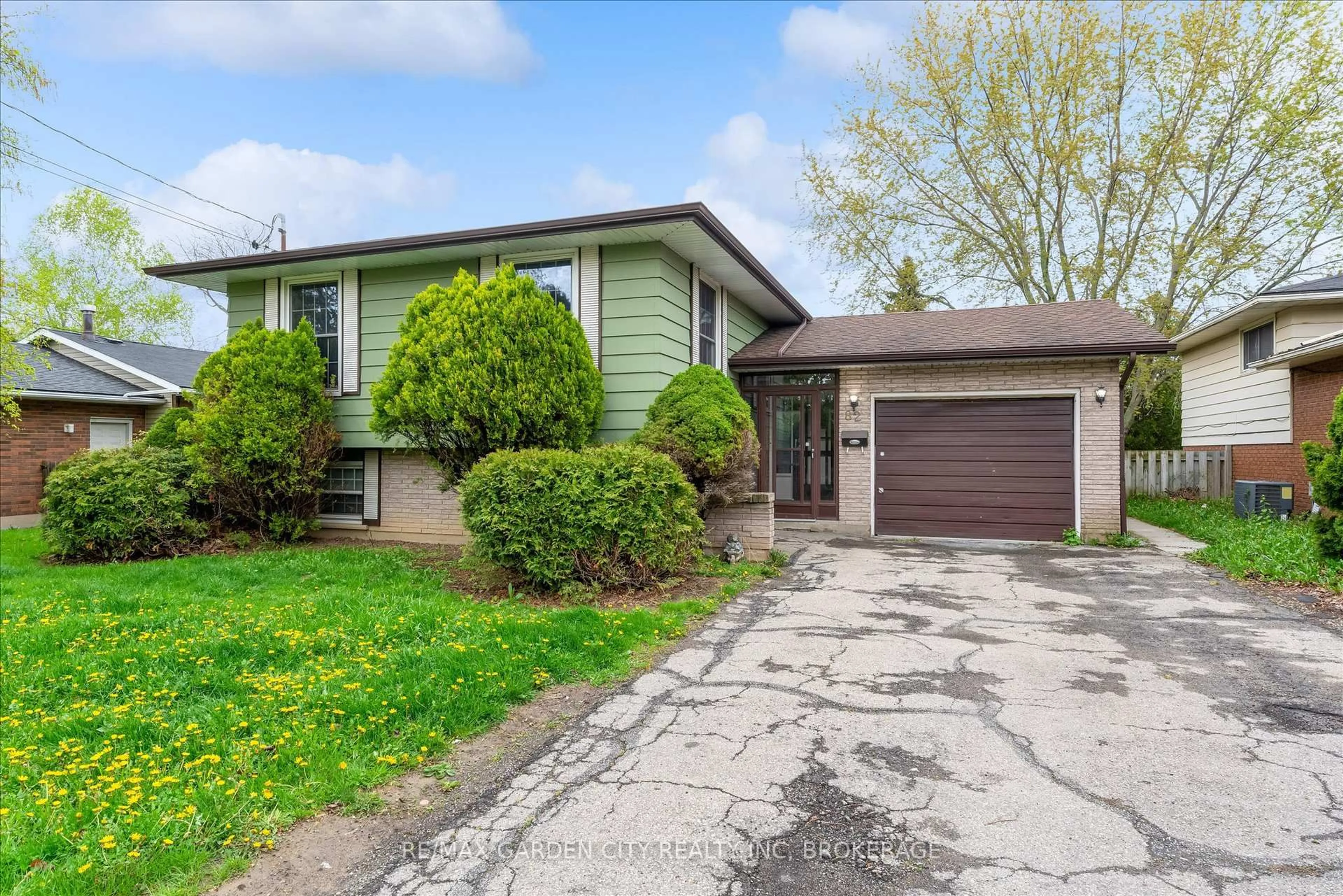 Home with vinyl exterior material, street for 82 Linwell Rd, St. Catharines Ontario L2N 6B1
