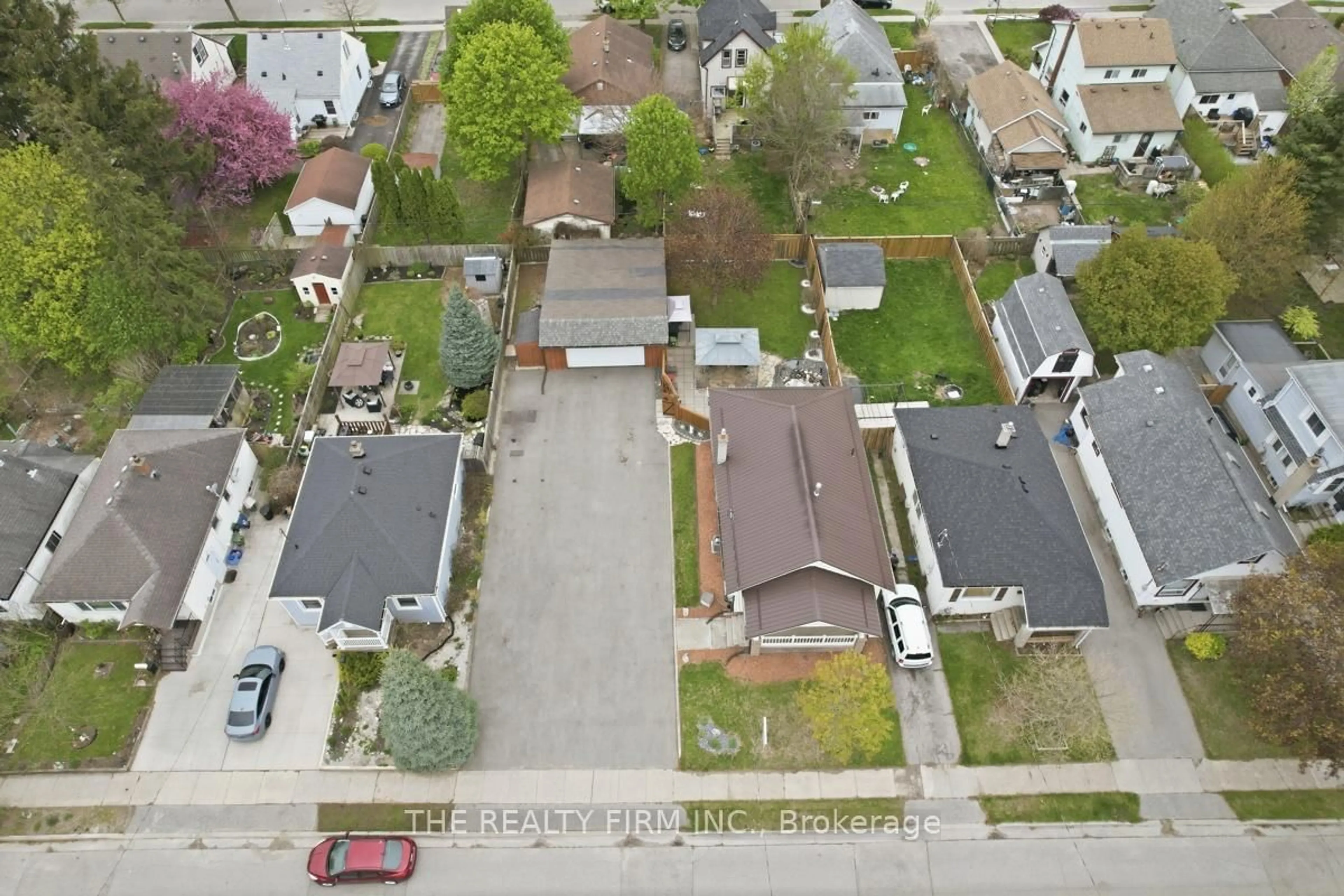 A pic from outside/outdoor area/front of a property/back of a property/a pic from drone, street for 201 Giles St, London East Ontario N5Z 2V9