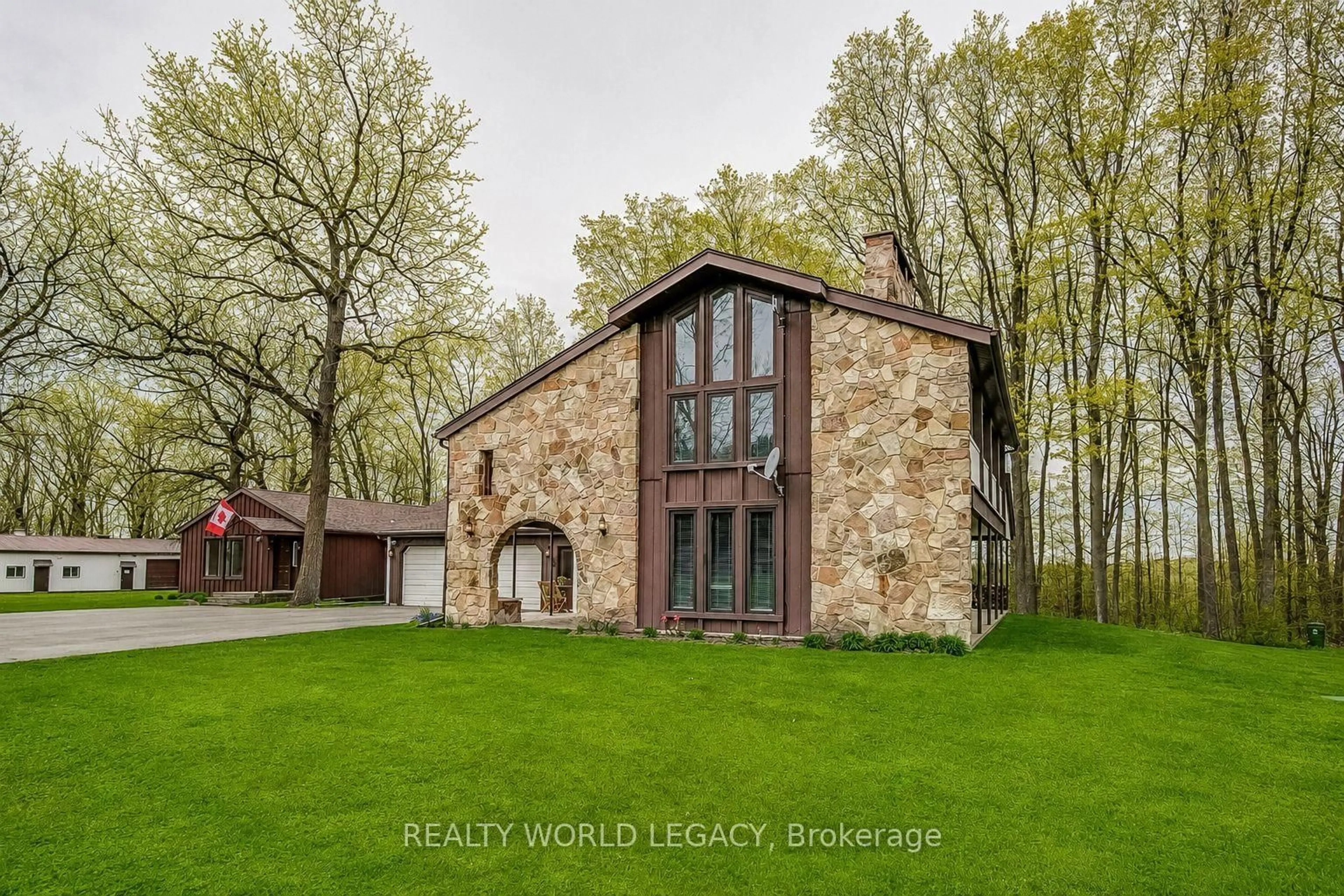 Home with brick exterior material, building for 2236 Centre Rd, Hamilton Ontario L0P 1B0