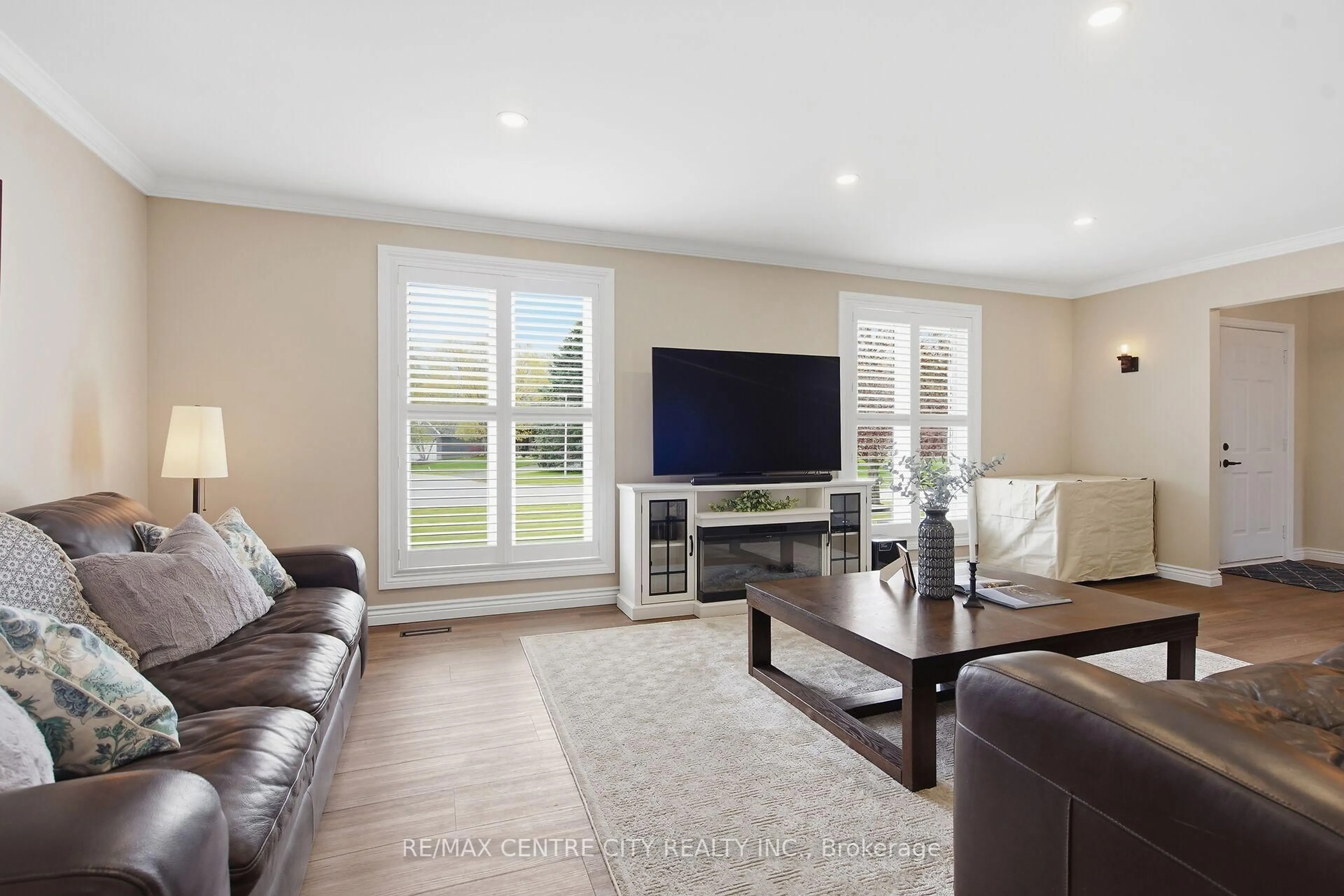 Living room with furniture, wood/laminate floor for 92 Mill St, Middlesex Centre Ontario N0M 2A0