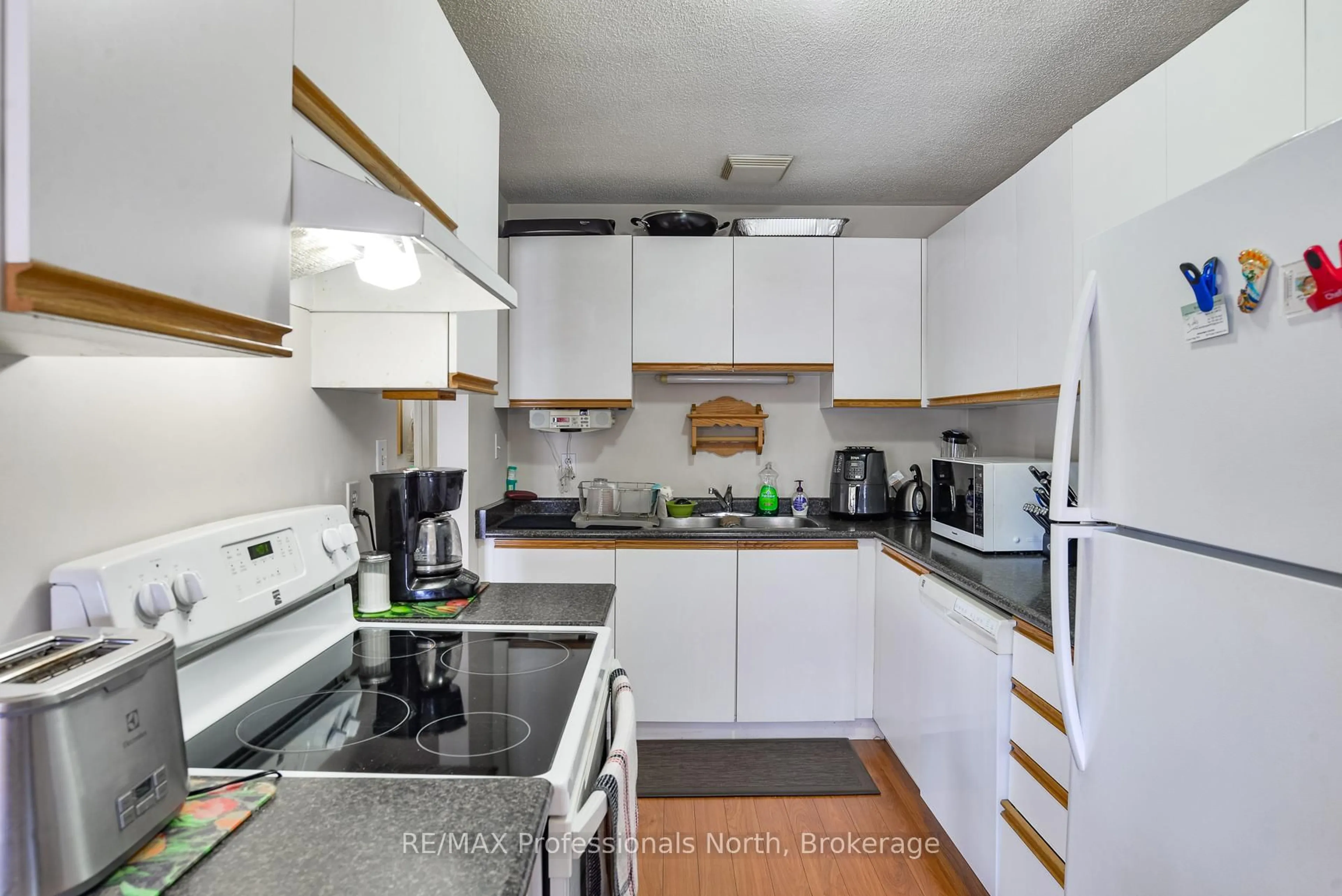 Standard kitchen, unknown for 41 Pinecone Dr, Bracebridge Ontario P1L 2G3