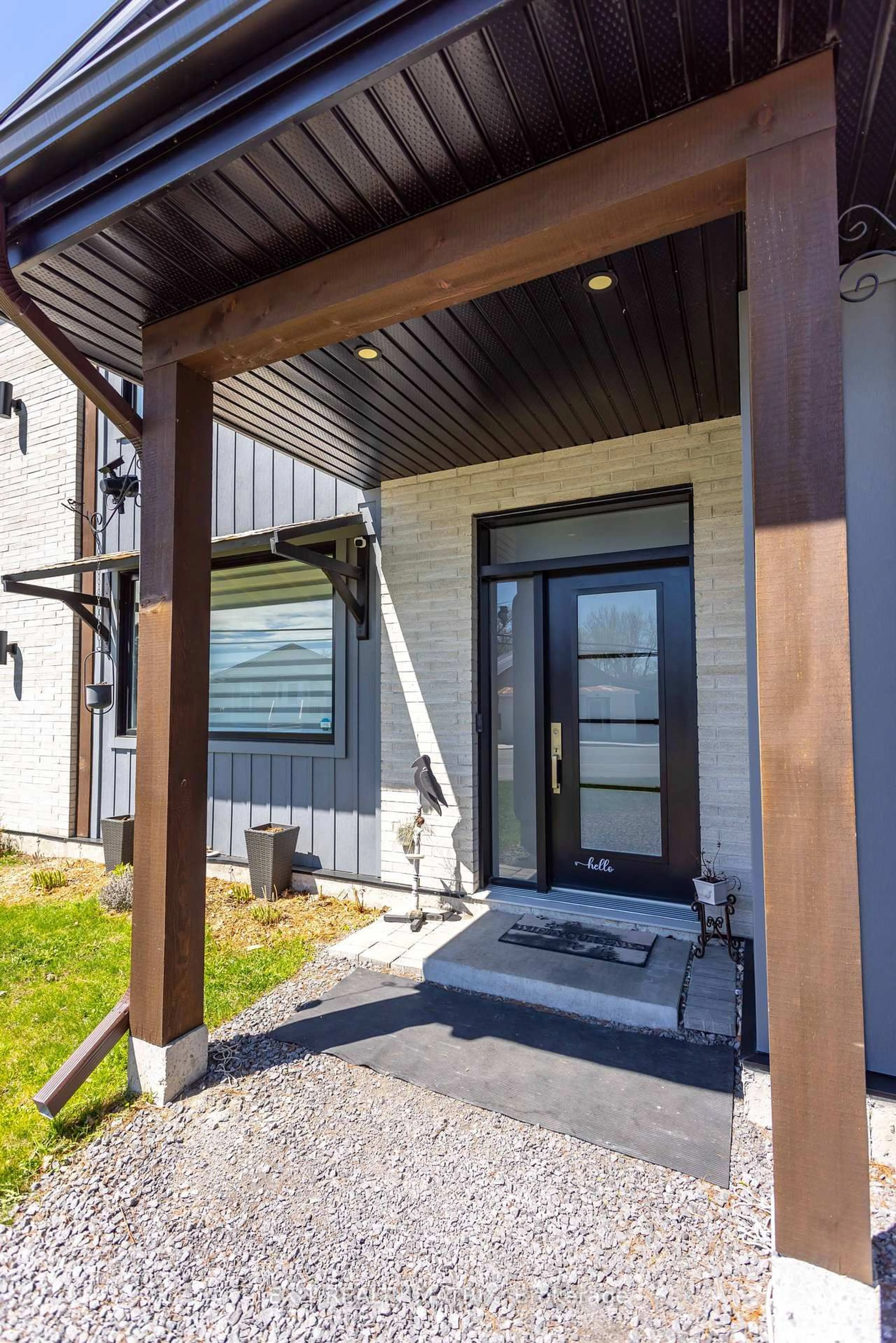 Indoor entryway for 686 ST ISIDORE Rd, Casselman Ontario K0A 1M0