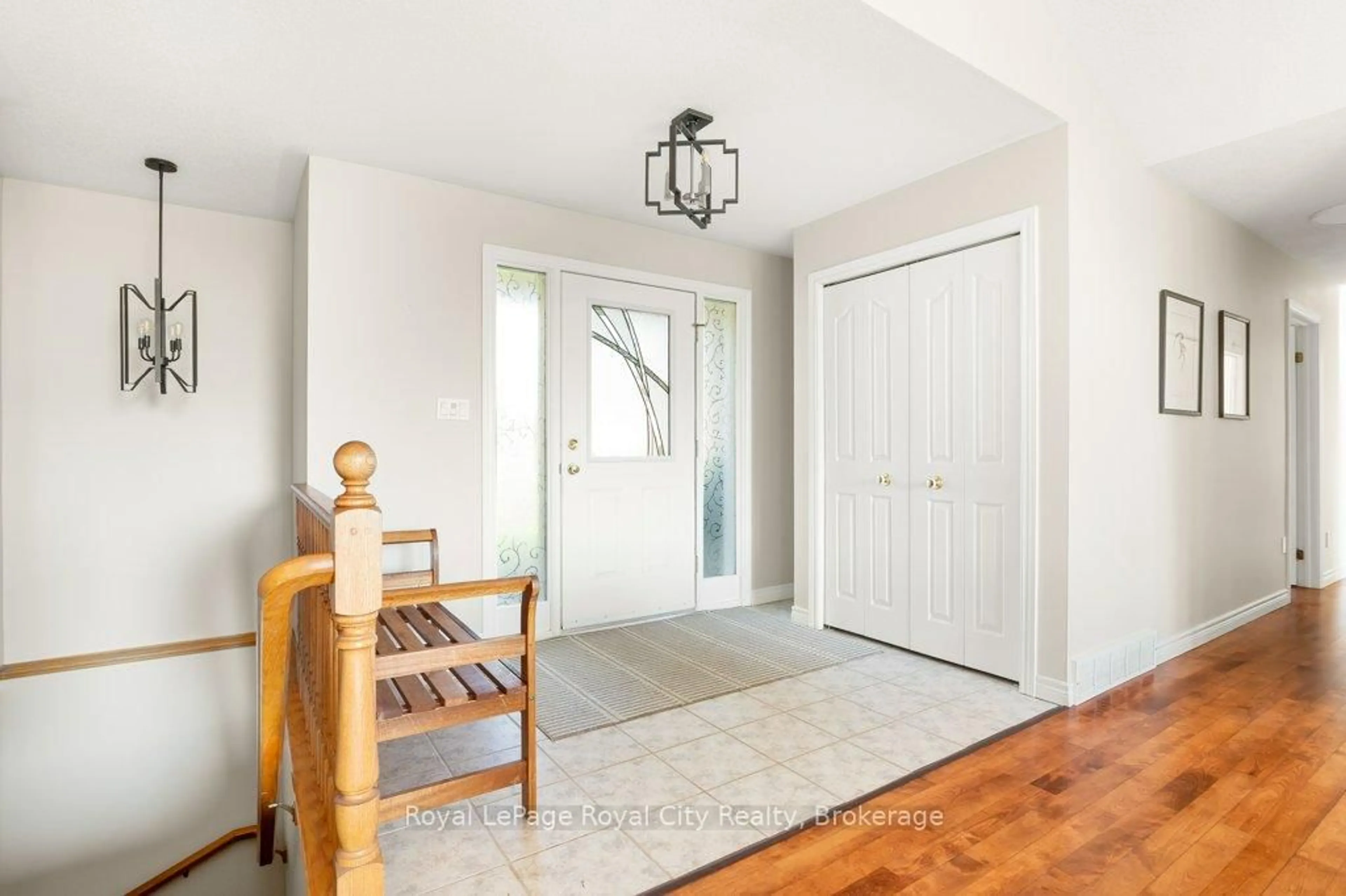 Indoor entryway for 15 Manresa Crt, Guelph/Eramosa Ontario N1E 0N8