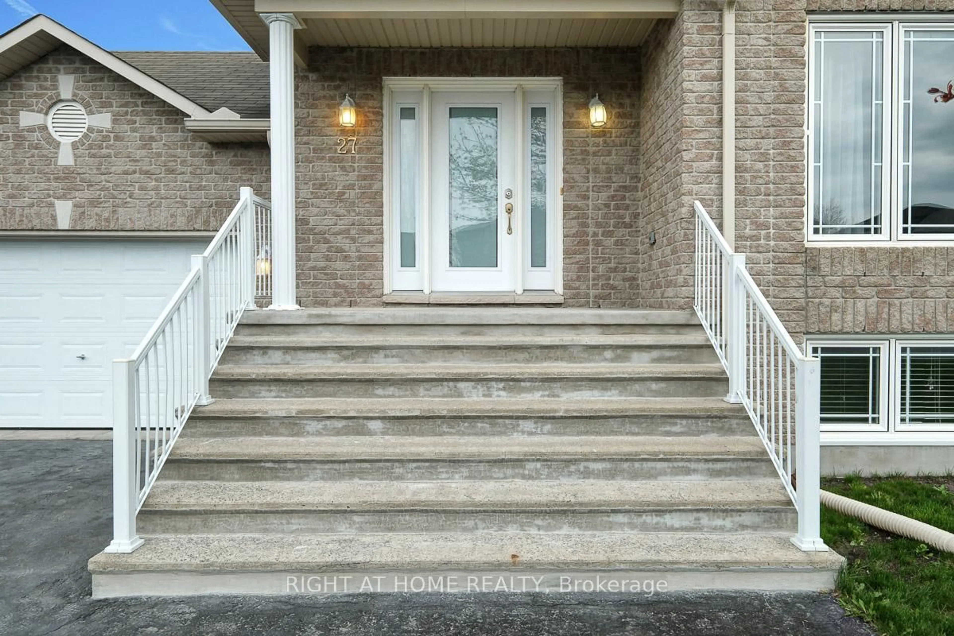 Unknown for 27 Manoir St, Russell Ontario K0A 1W0