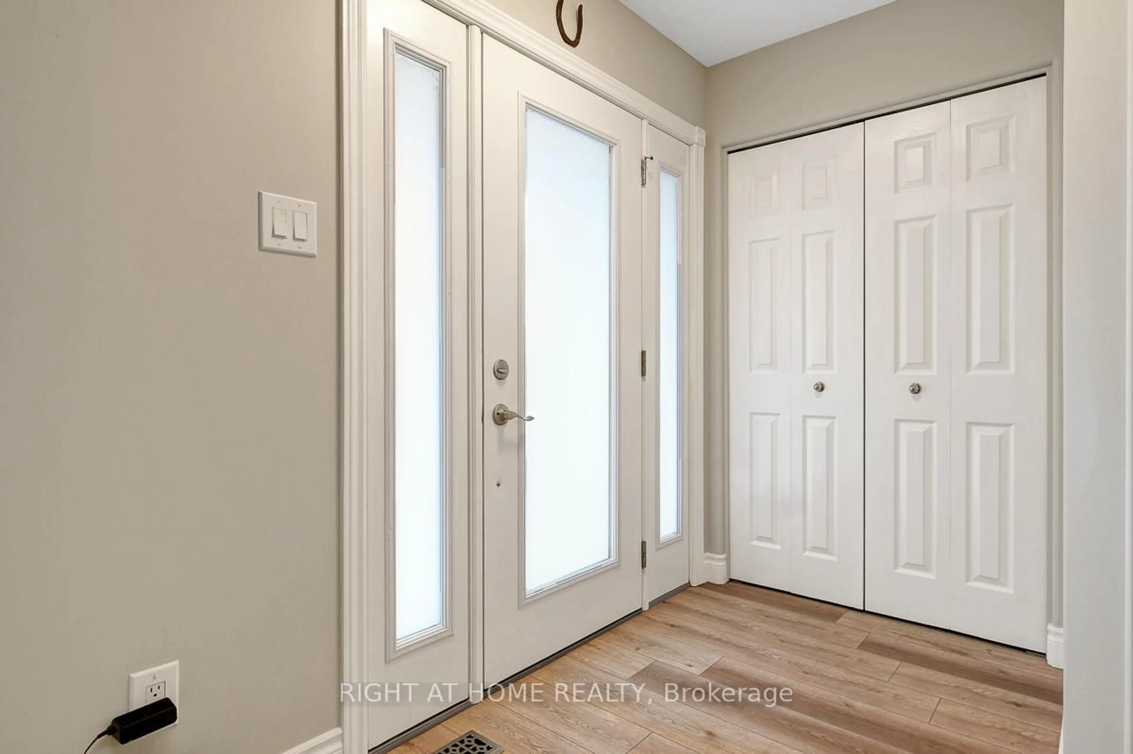 Indoor entryway for 27 Manoir St, Russell Ontario K0A 1W0