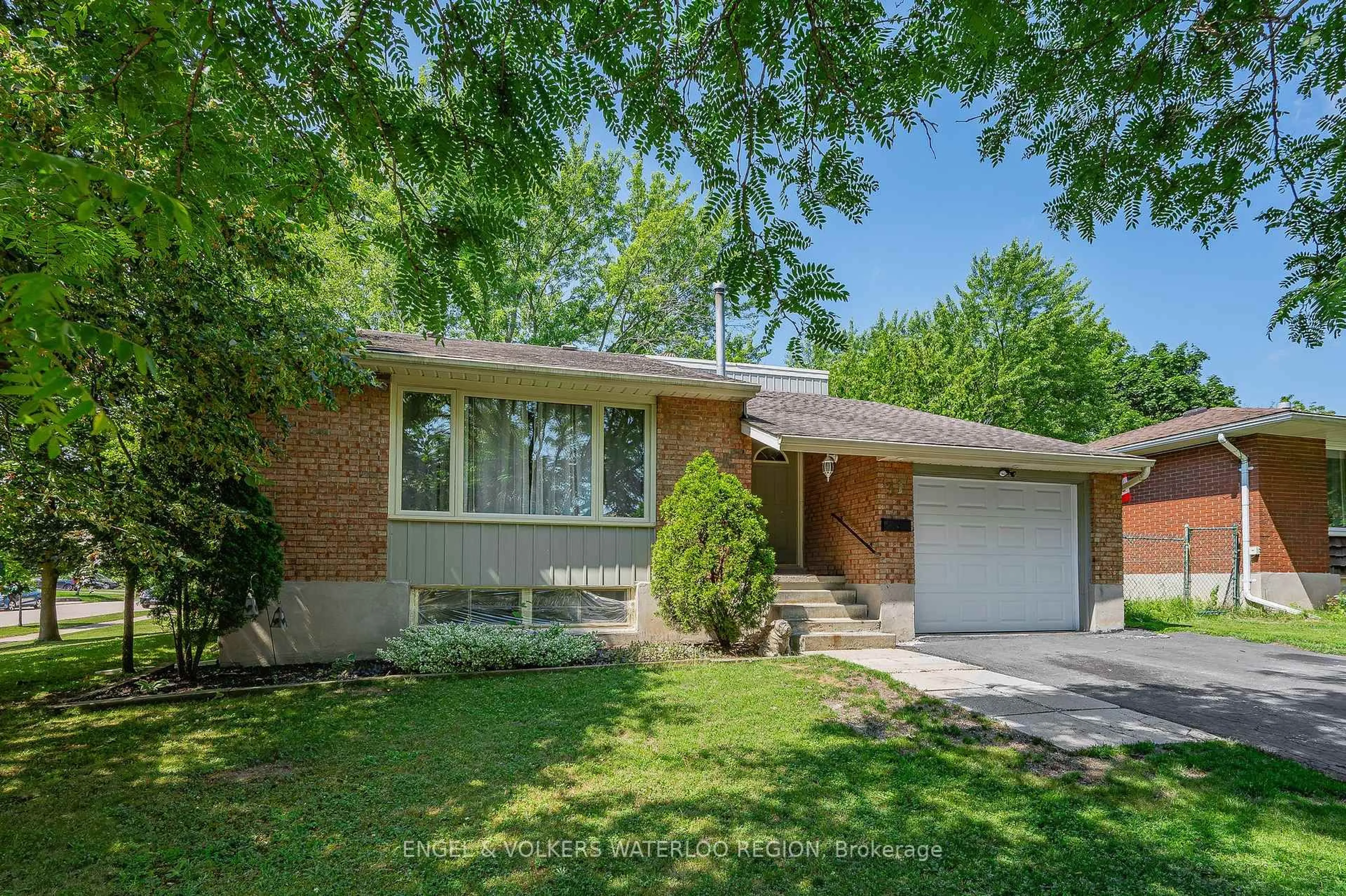 Home with brick exterior material, street for 31 Mulberry Lane, Waterloo Ontario N2L 5L4