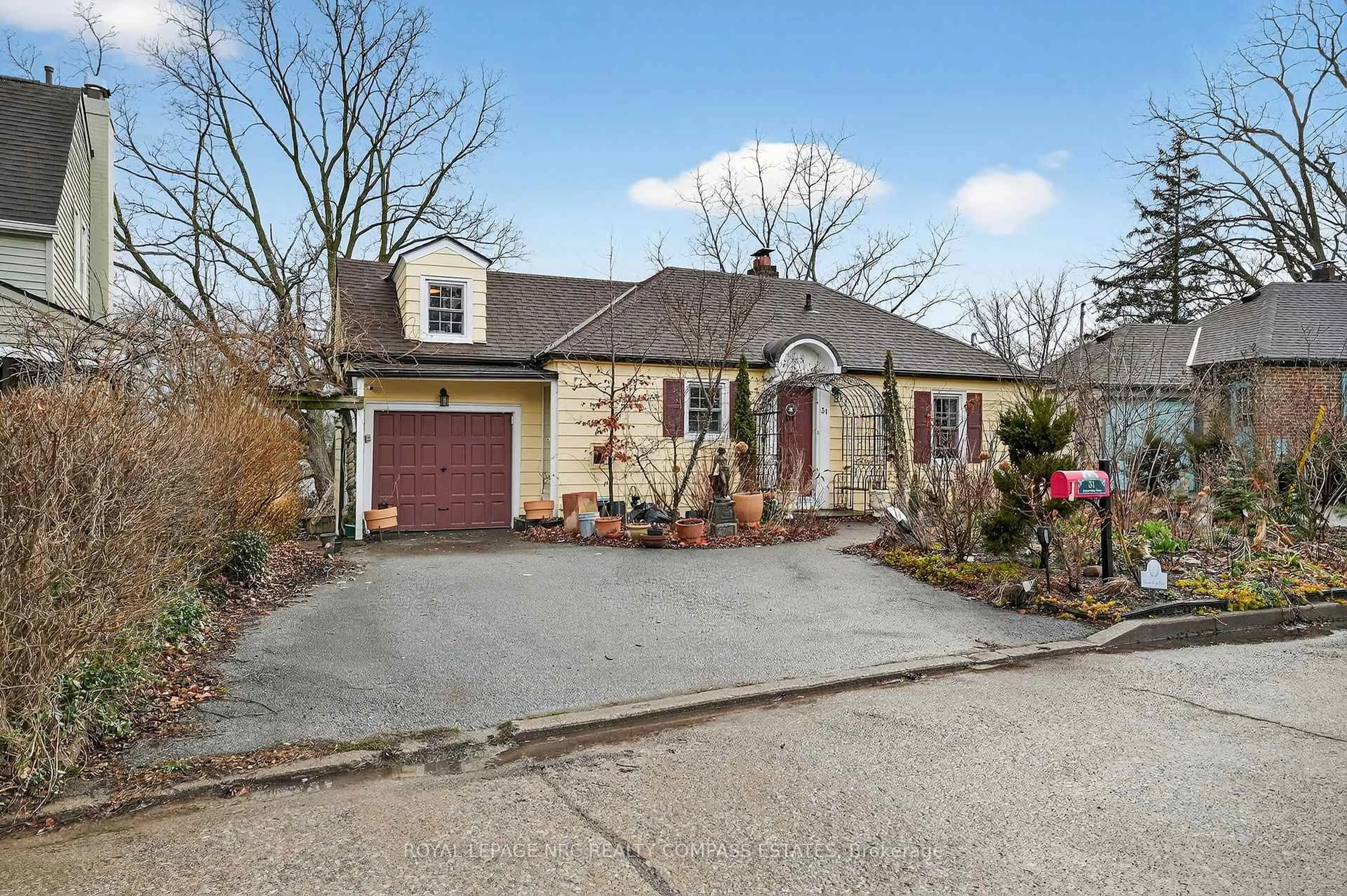 Home with brick exterior material, street for 31 Queen Mary Dr, St. Catharines Ontario L2R 2J3