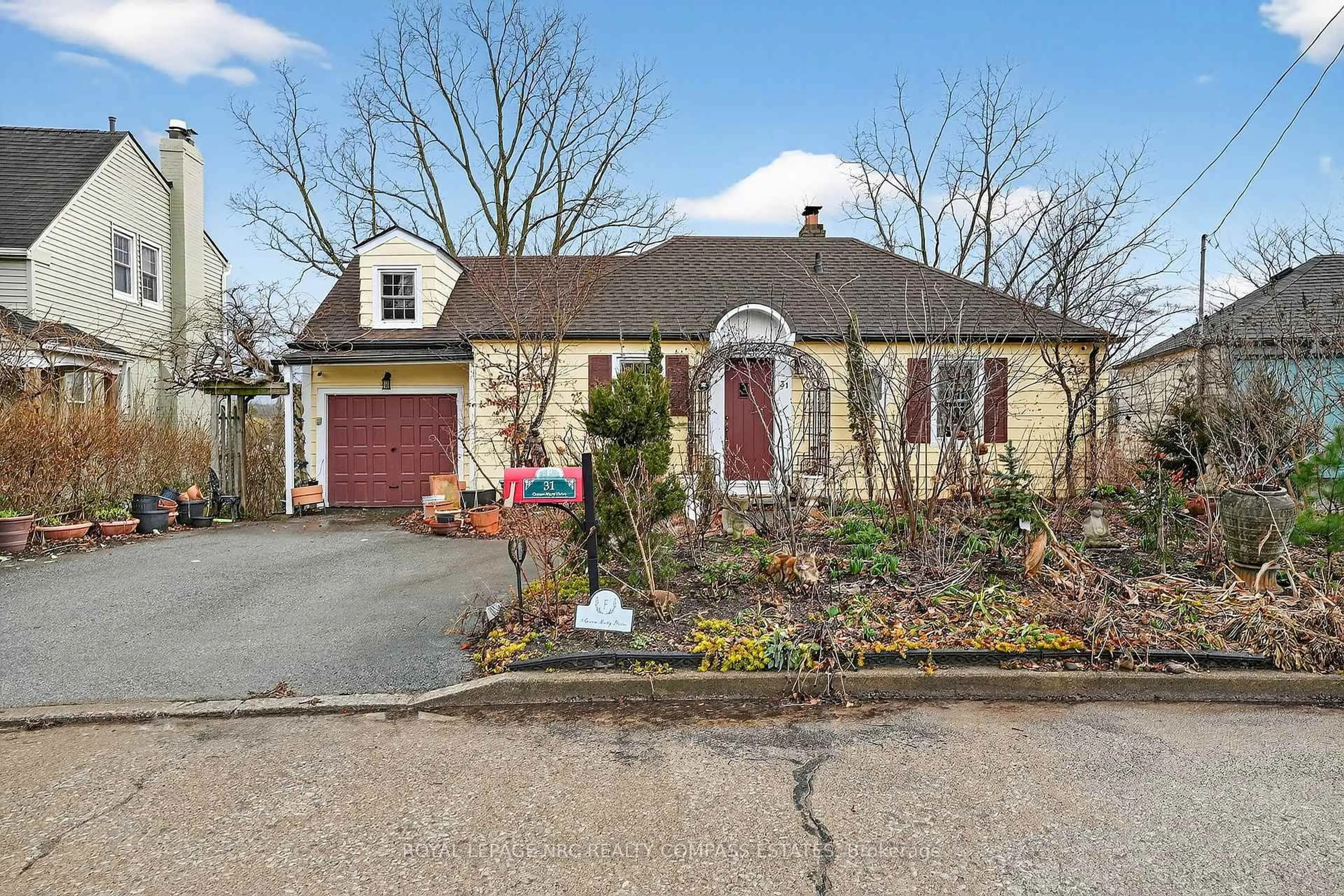 A pic from outside/outdoor area/front of a property/back of a property/a pic from drone, street for 31 Queen Mary Dr, St. Catharines Ontario L2R 2J3