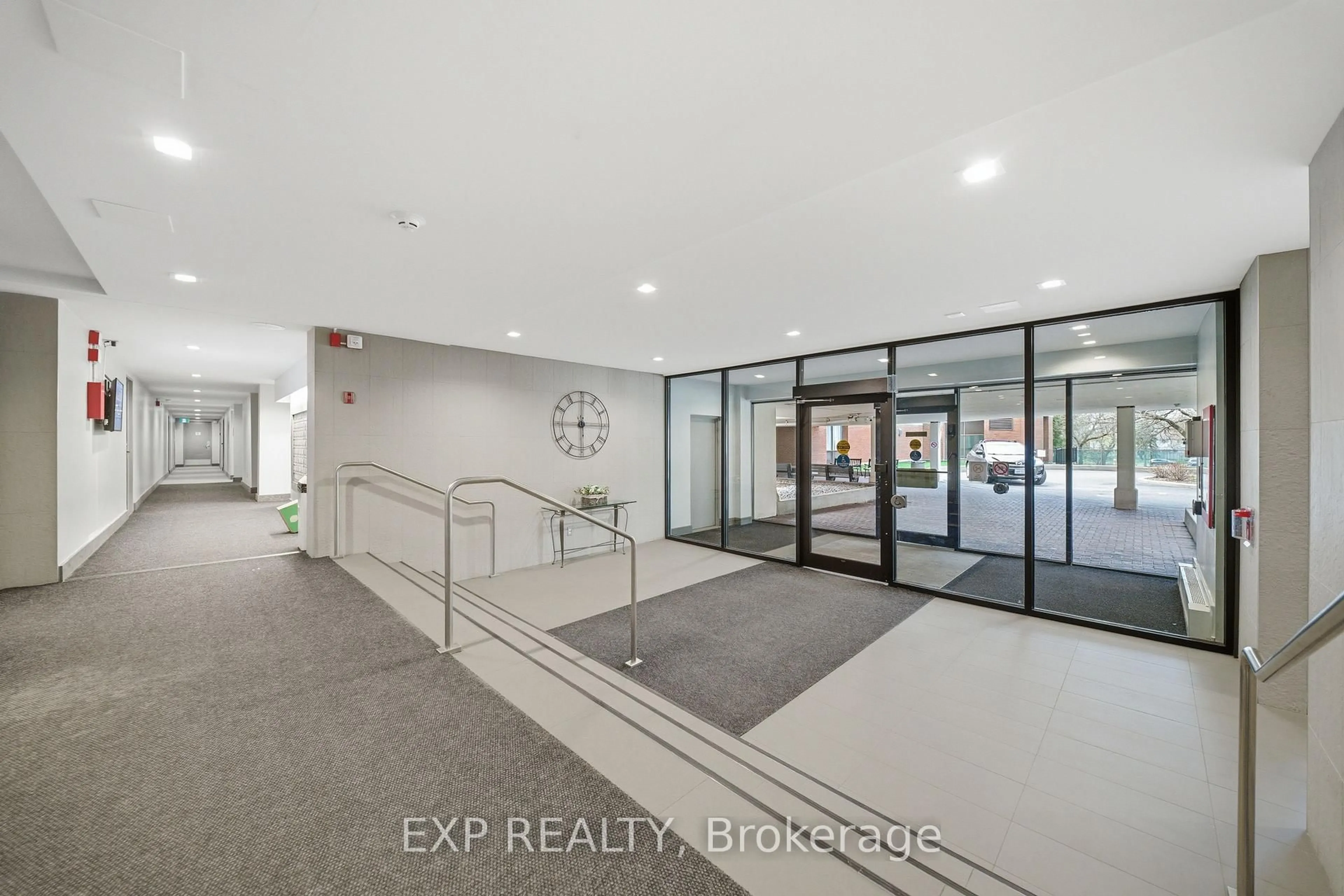 Indoor foyer for 665 BATHGATE Dr #1004, Ottawa Ontario K1K 3Y4