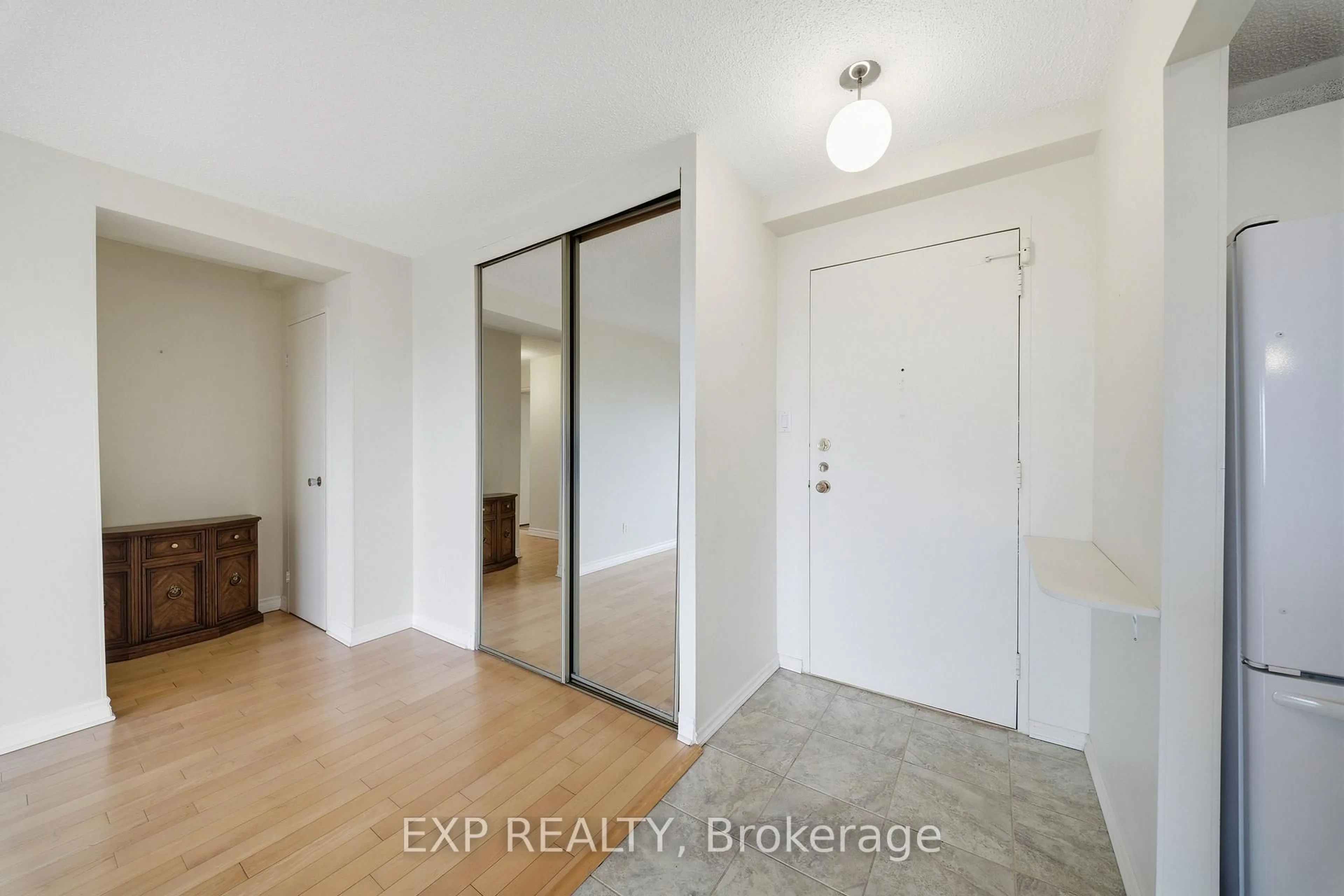 Indoor entryway for 665 BATHGATE Dr #1004, Ottawa Ontario K1K 3Y4
