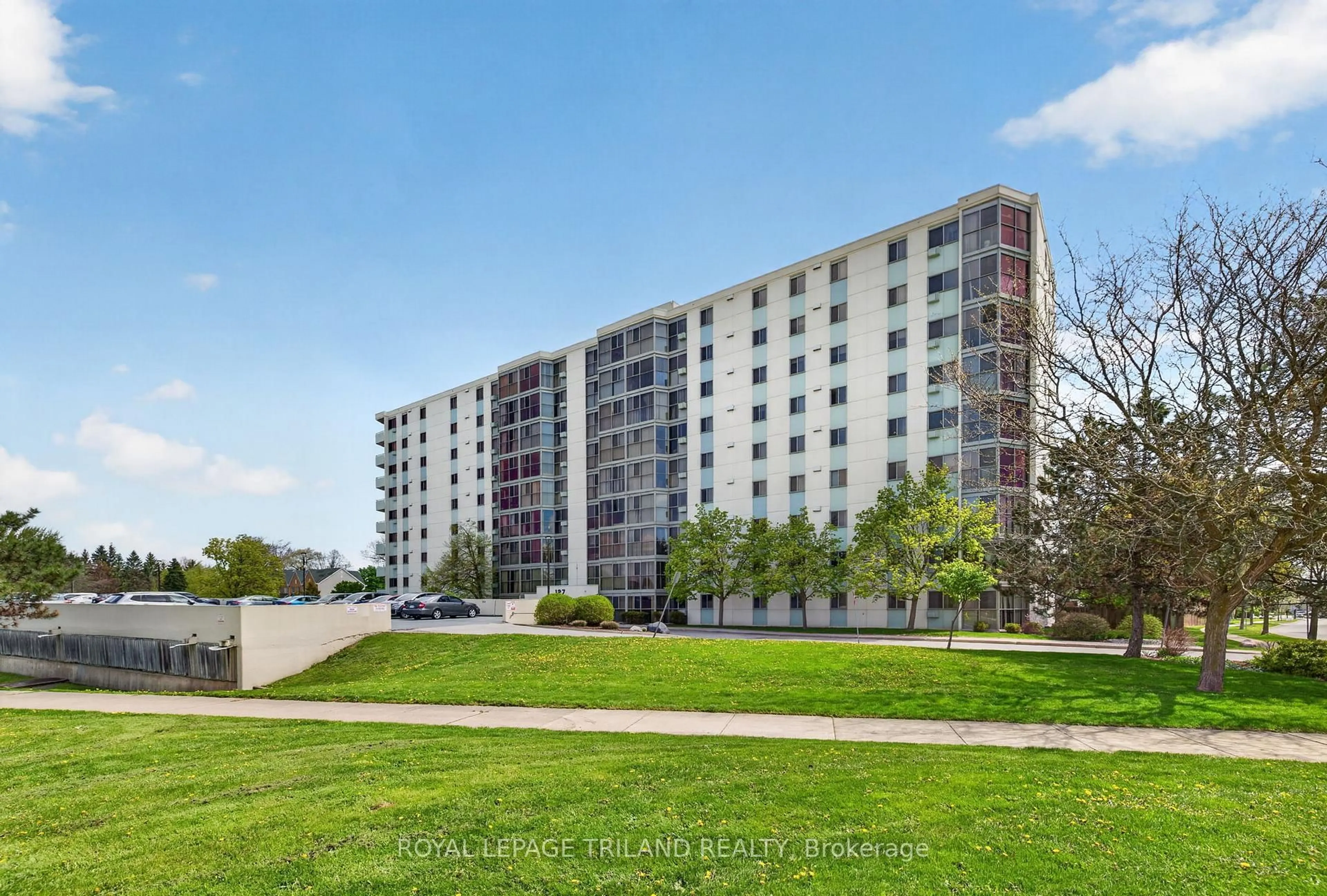 A pic from outside/outdoor area/front of a property/back of a property/a pic from drone, building for 127 Belmont Dr #810, London South Ontario N6J 4J7