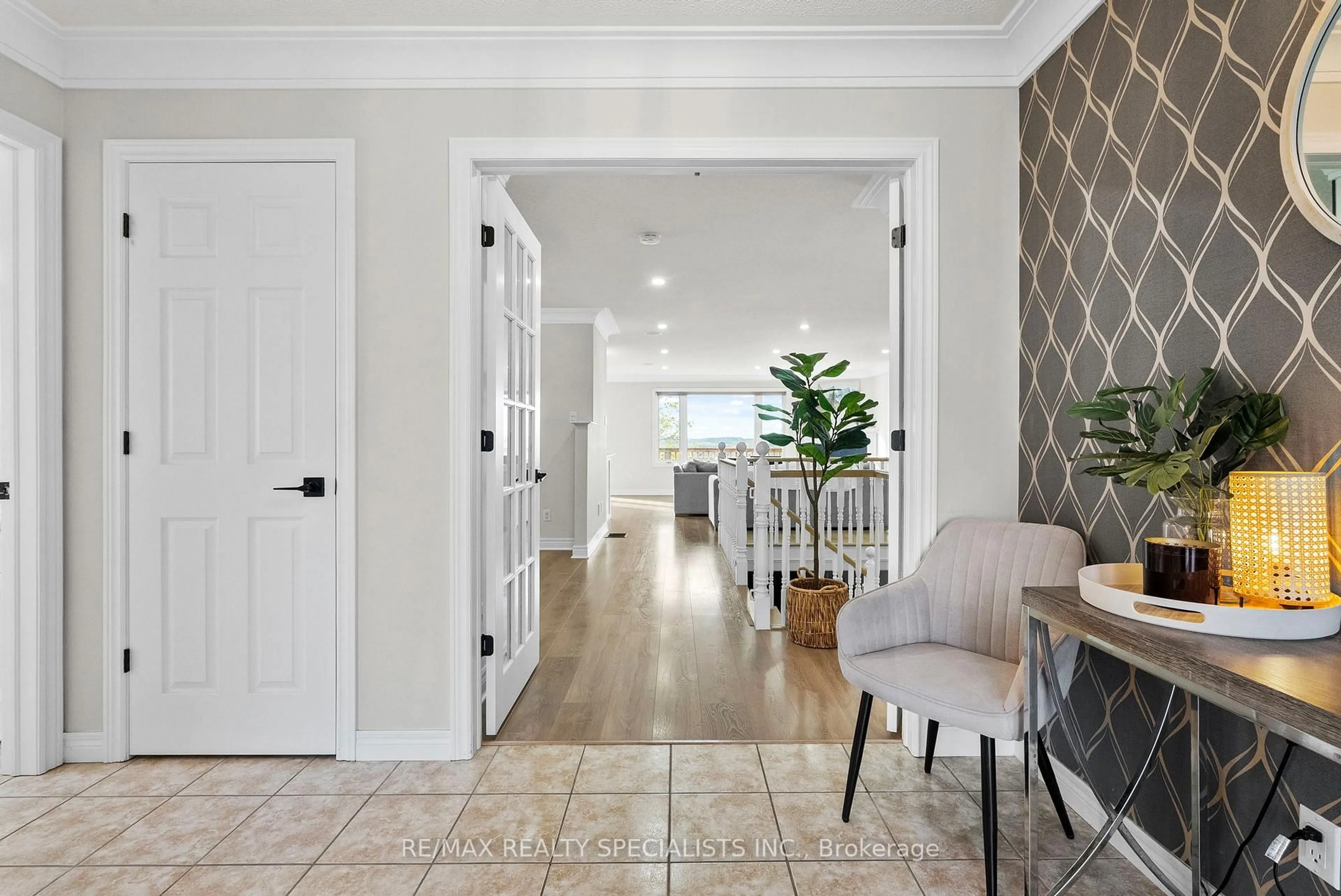 Indoor entryway for 1692 Glenforest Blvd, Peterborough Ontario K9K 2L5