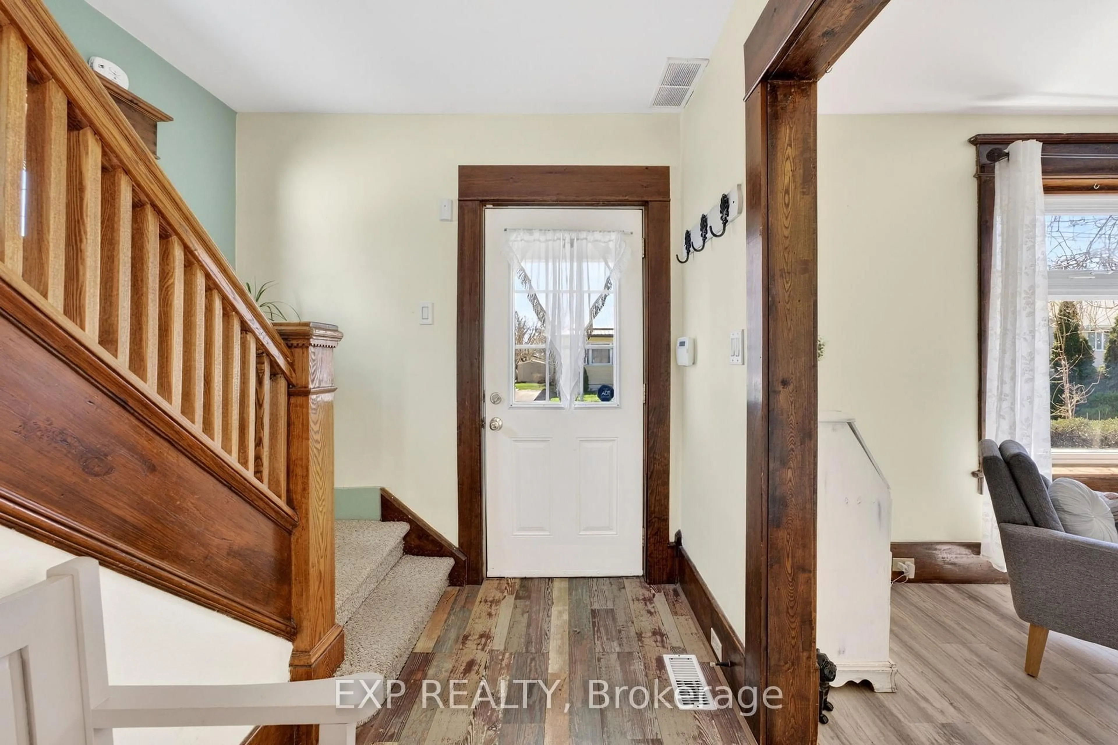 Indoor entryway for 16 Burton St, Belleville Ontario K8P 1E6